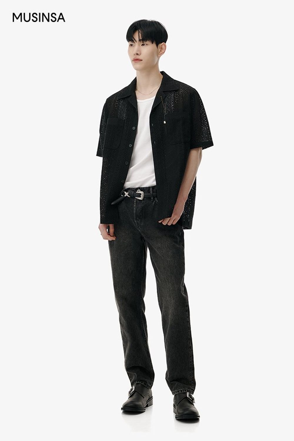 크로셰 디자인 반소매 셔츠와 슬림 핏 데님 팬츠를 매치한 시크 룩 #슬림핏 #오버핏 #올블랙 #모노톤 #크로셰 #여름 #시크 #에디터_천만욱
