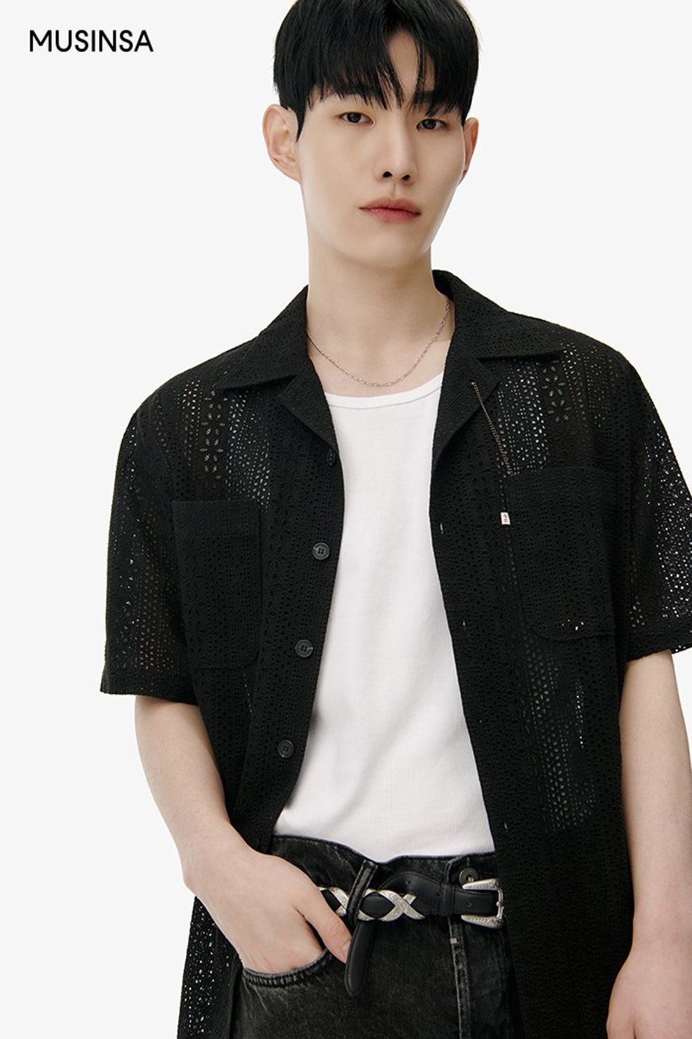 크로셰 디자인 반소매 셔츠와 슬림 핏 데님 팬츠를 매치한 시크 룩 #슬림핏 #오버핏 #올블랙 #모노톤 #크로셰 #여름 #시크 #에디터_천만욱