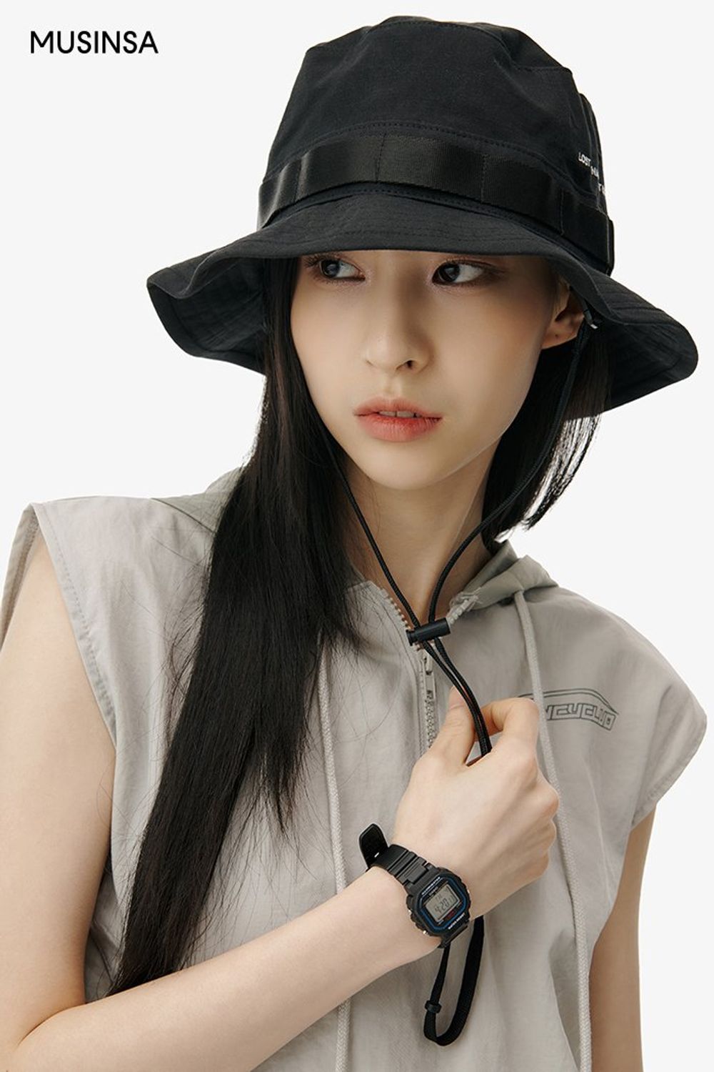 나일론 베스트와 팬츠를 셋업으로 연출한 후 사파리 햇으로 개성을 더한 고프코어 룩 #셋업코디 #키높이 #여름 #스포티 #고프코어 #고프코어룩 #아웃도어 #에디터_권준희