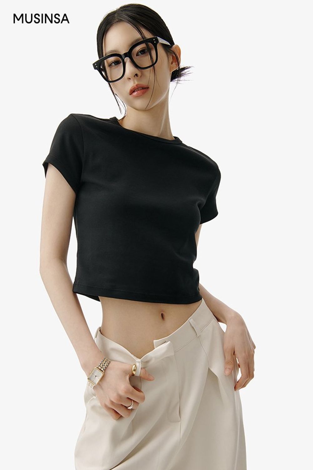 미니멀한 블랙 크롭 티셔츠에 와이드 슬랙스를 더해 심플하게 완성한 시크 룩 #컬러블록 #여름 #시크 #핀턱팬츠 #미니멀룩 #크롭티셔츠 #모노톤룩 #에디터_권준희