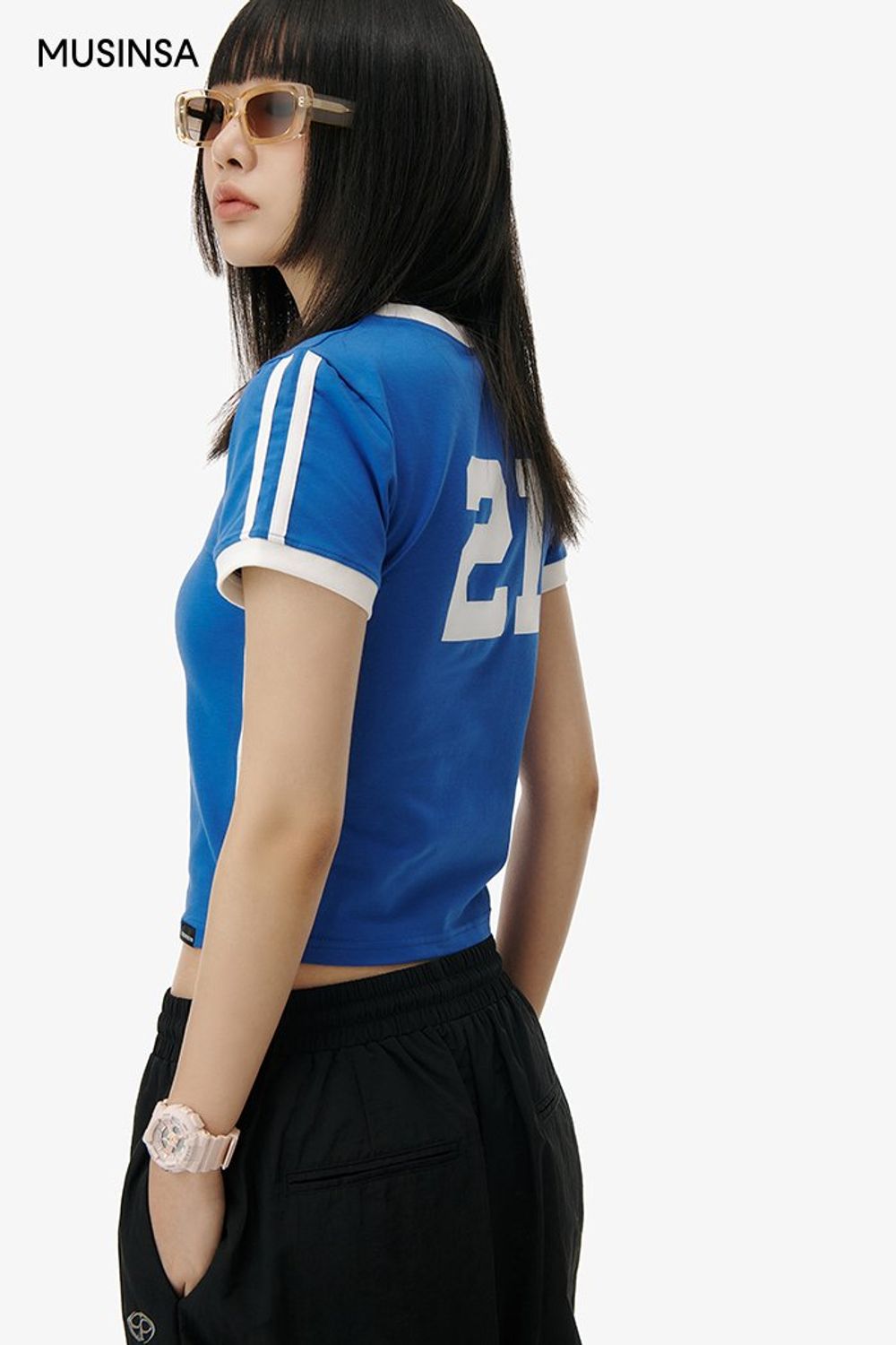 비비드한 블루 크롭 티셔츠에 나일론 팬츠를 더한 후 선글라스로 마무리한 스트릿 룩 #비비드 #컬러블록 #여름 #스트릿 #나일론팬츠 #크롭티셔츠 #에디터_권준희