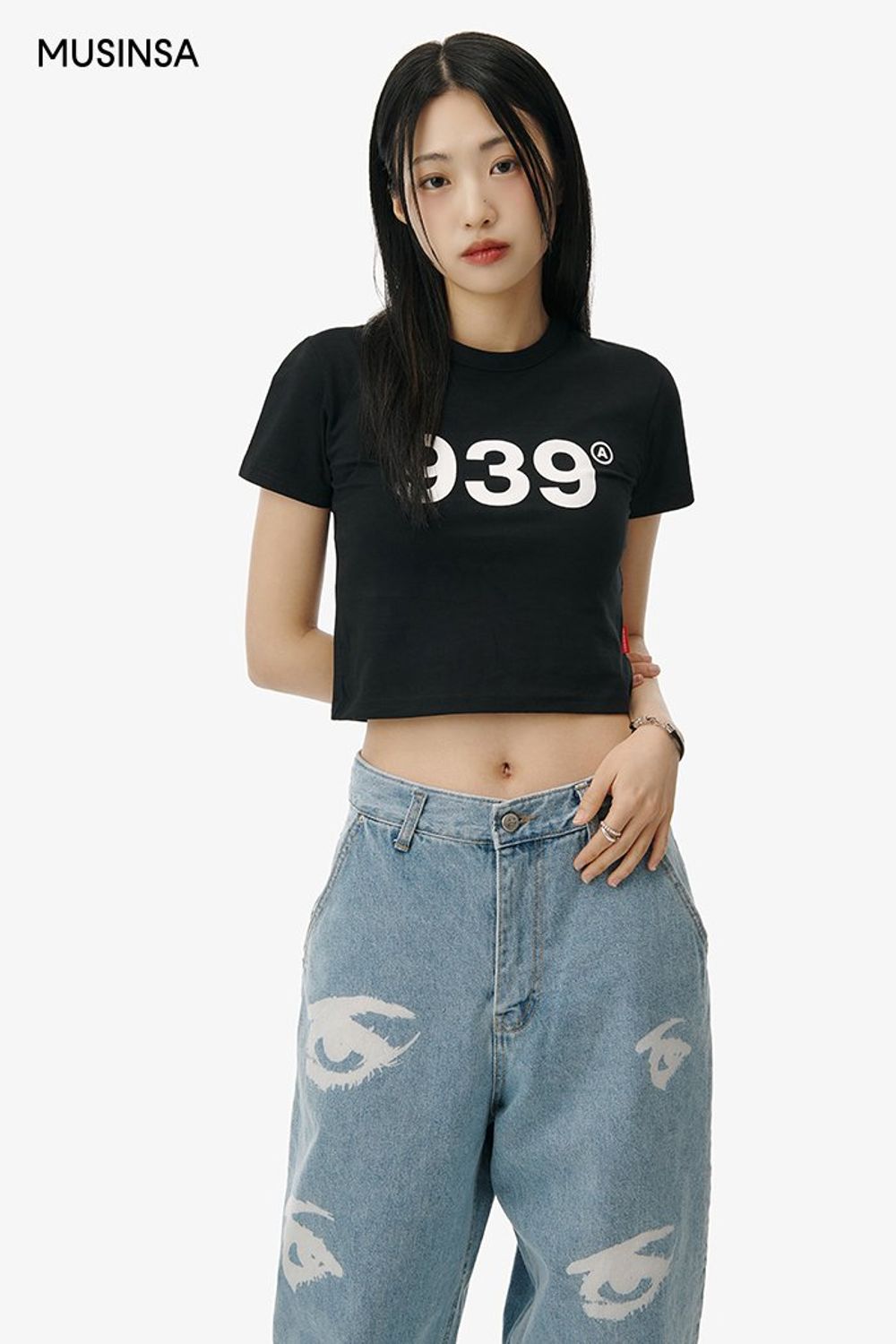 그래픽이 돋보이는 크롭 티셔츠와 데님 팬츠를 매치하고 백팩을 더해 마무리한 스트릿 룩 #레터링 #컬러블록 #크롭 #여름 #스트릿 #에디터_이여름