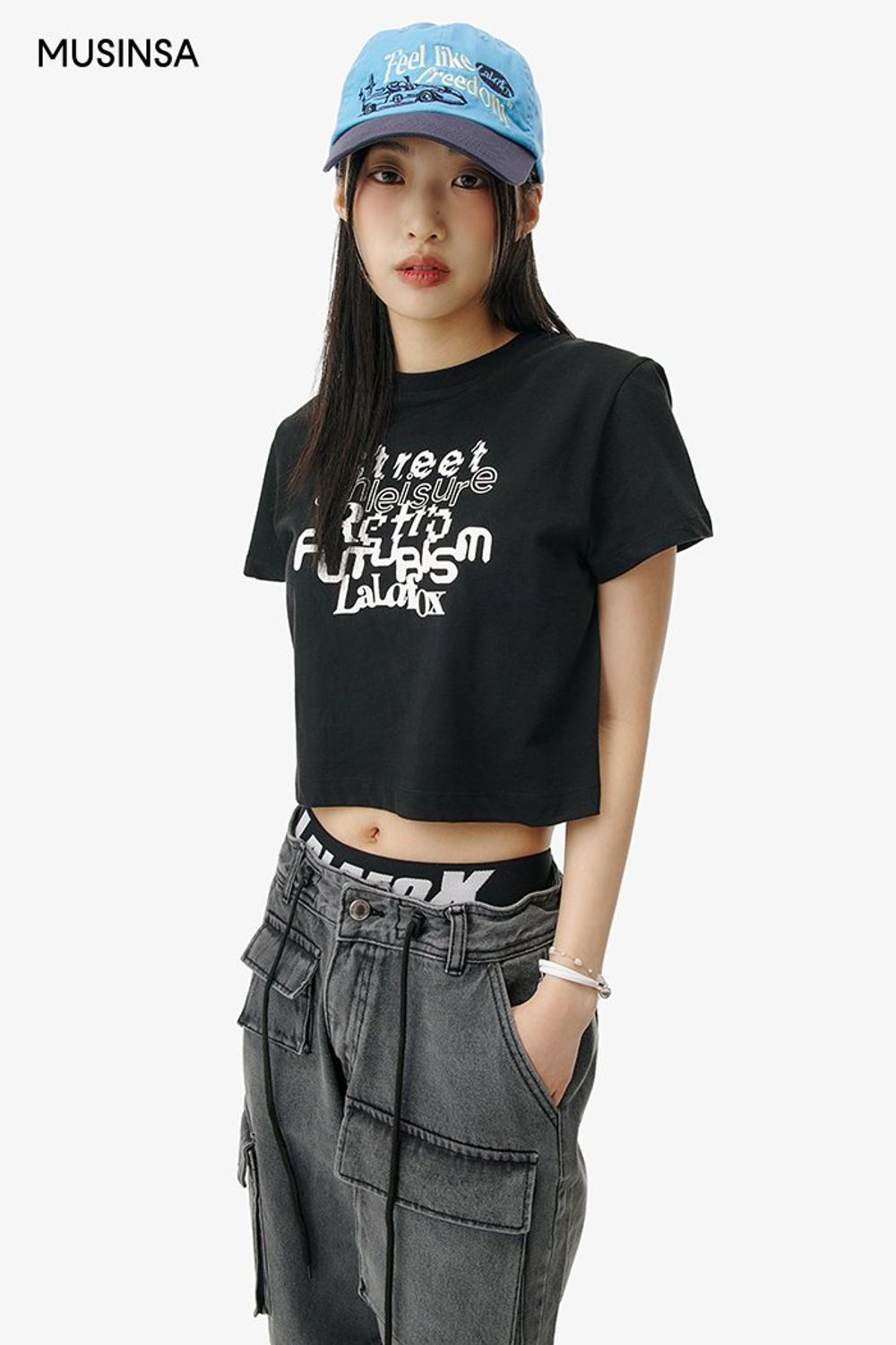 크롭 티셔츠와 카고 팬츠로 꾸민 스트릿 룩 #크롭 #여름 #스트릿 #에디터_이여름
