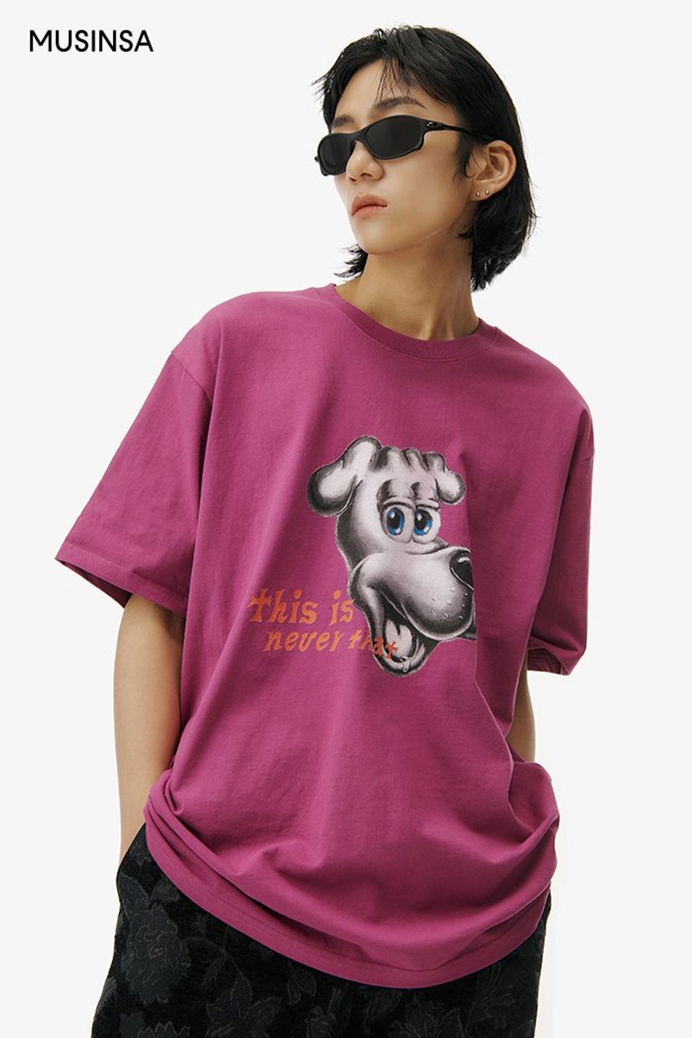 캐릭터 티셔츠에 플라워 프린트를 더한 팬츠를 더해 꾸민 스트릿 룩 #유니크 #그래픽 #컬러포인트 #플라워 #캐릭터 #봄 #스트릿 #에디터_이소영