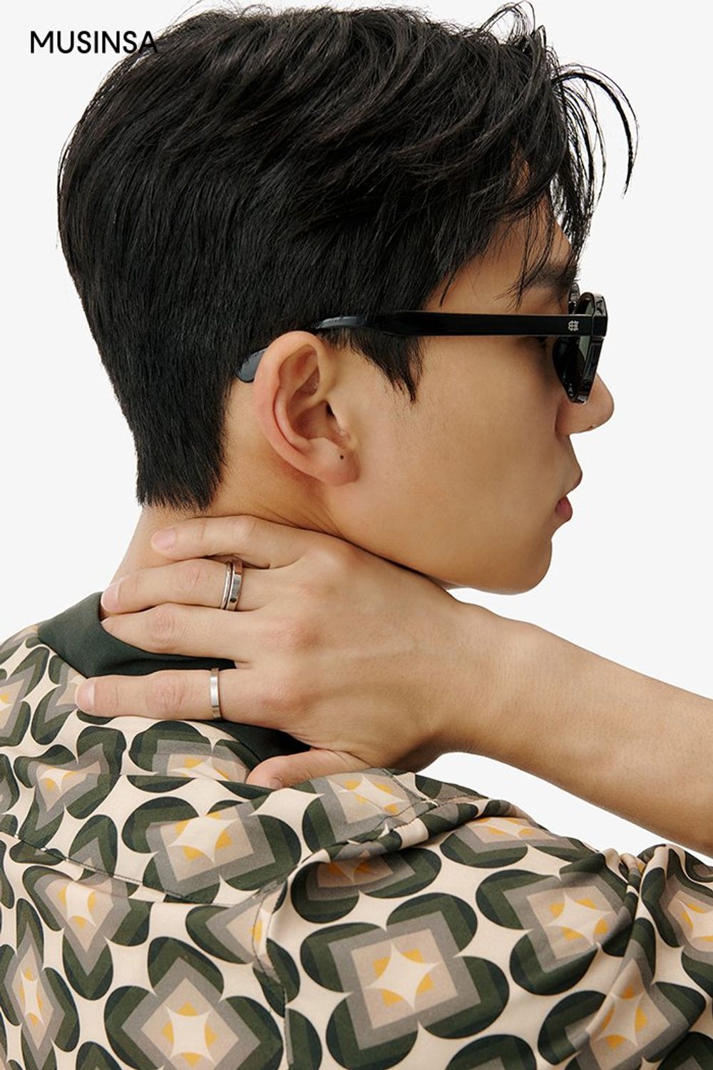 그래픽 셔츠에 코튼 팬츠를 매치하고 토트백과 선글라스로 멋을 낸 댄디 룩 #로고플레이 #그래픽 #슬림핏 #레이어드룩 #여름 #댄디 #바캉스 #피셔맨샌들 #여름선글라스 #에디터_천만욱