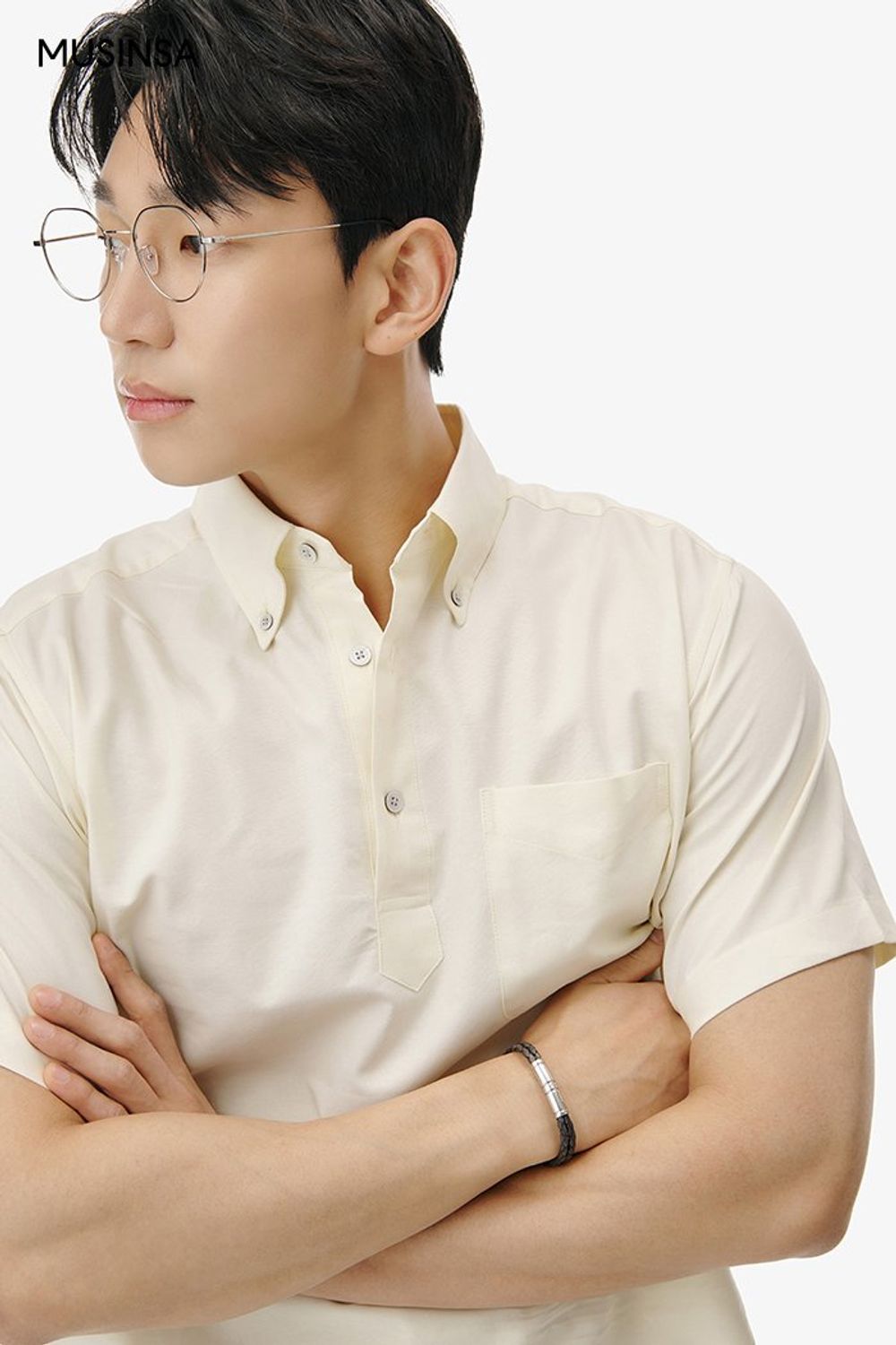 풀오버 디자인의 반소매 셔츠에 숏 팬츠를 매치하고 체크 패턴 브리프케이스로 마무리한 댄디 룩 #화사한 #파스텔 #체크 #핀턱 #여름 #댄디 #안경코디 #풀오버셔츠 #구루카팬츠 #에디터_천만욱