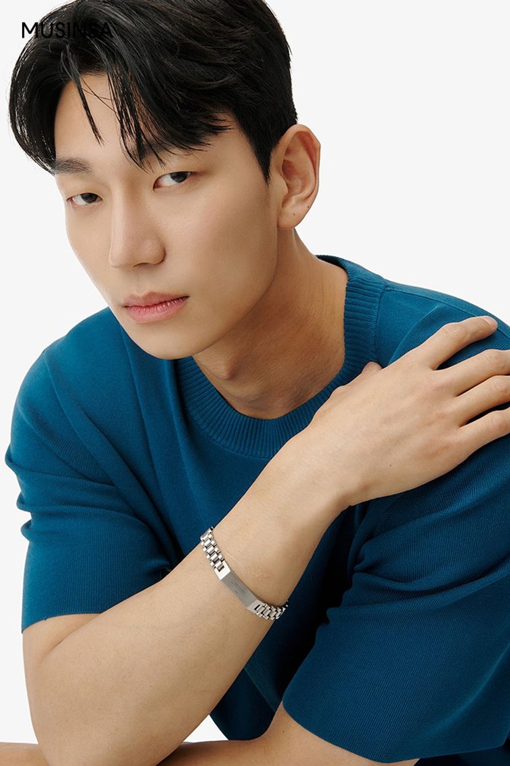 블루 컬러가 돋보이는 반소매 니트에 와이드 슬랙스를 매치하고 토트백으로 마무리한 댄디 룩 #컬러포인트 #와이드핏 #핀턱 #여름 #댄디 #웨스턴벨트 #에디터_천만욱