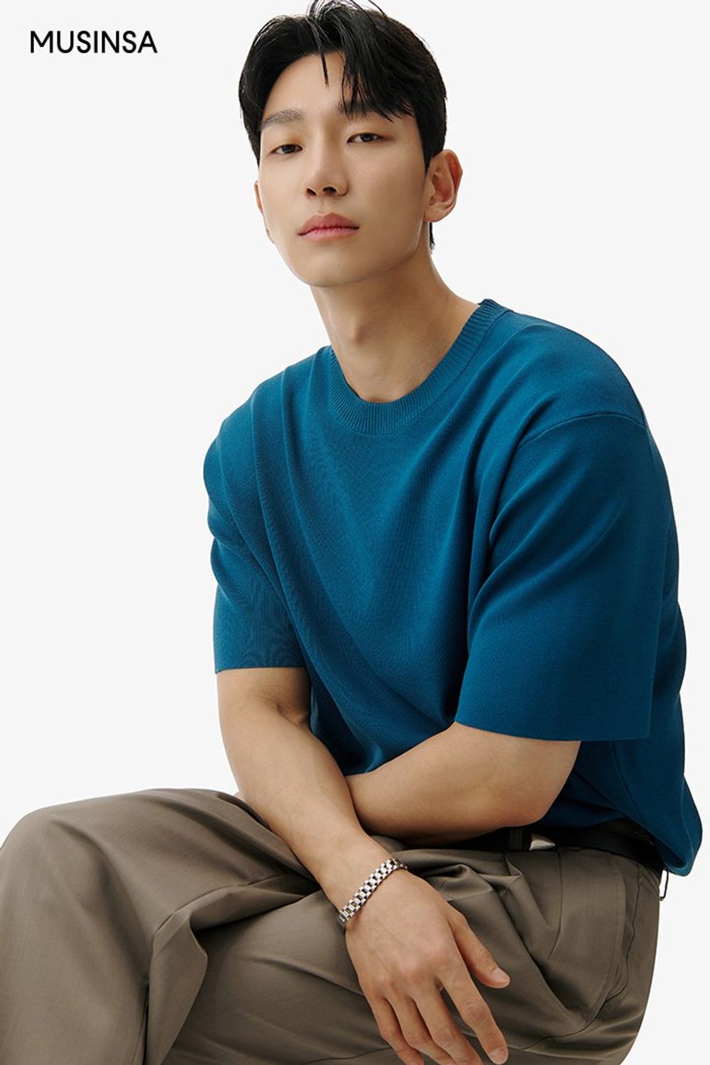 블루 컬러가 돋보이는 반소매 니트에 와이드 슬랙스를 매치하고 토트백으로 마무리한 댄디 룩 #컬러포인트 #와이드핏 #핀턱 #여름 #댄디 #웨스턴벨트 #에디터_천만욱