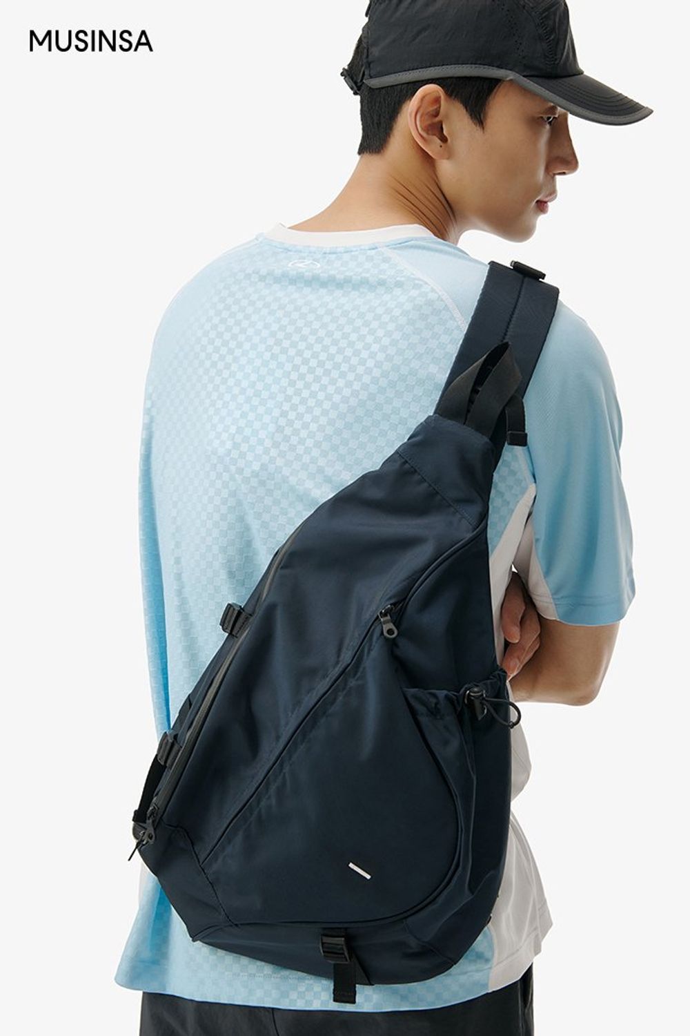 스포티한 무드의 반소매 티셔츠와 나일론 팬츠를 매치하고 볼캡으로 마무리한 스포츠 룩 #화사한 #레터링 #파스텔 #스포티 #와이드핏 #여름 #스포츠 #블록코어 #에디터_천만욱
