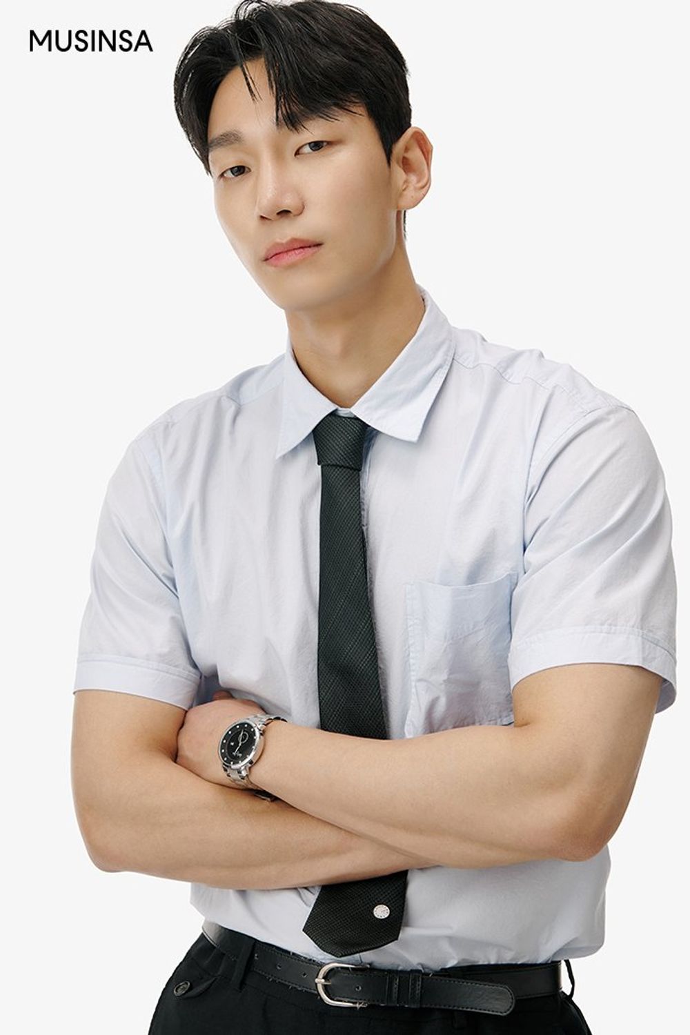 파스텔 블루 컬러가 돋보이는 반소매 셔츠에 슬림 핏 슬랙스를 매치하고 넥타이로 마무리한 포멀 룩 #슬림핏 #컬러포인트 #파스텔 #출근룩 #여름 #포멀 #비즈니스캐주얼 #에디터_천만욱