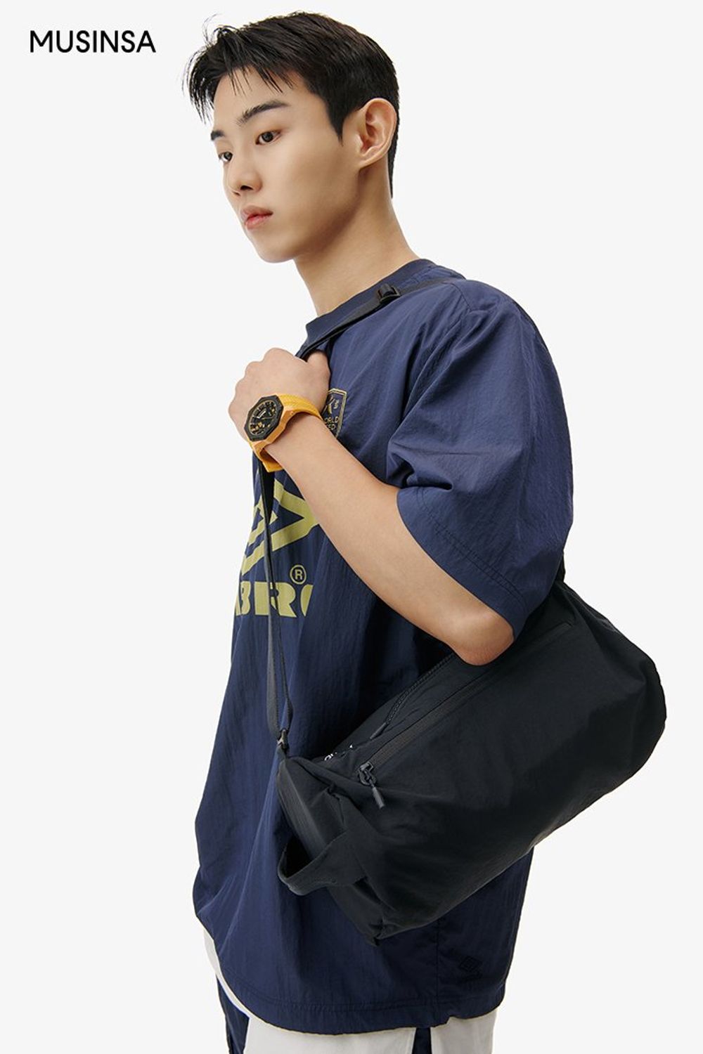 스포티한 나일론 셋업에 스니커즈로 활동성을 더한 코디네이션 #그래픽 #심볼 #셋업코디 #절개 #여름 #스포티 #스포츠 #기능성 #에디터_최고은