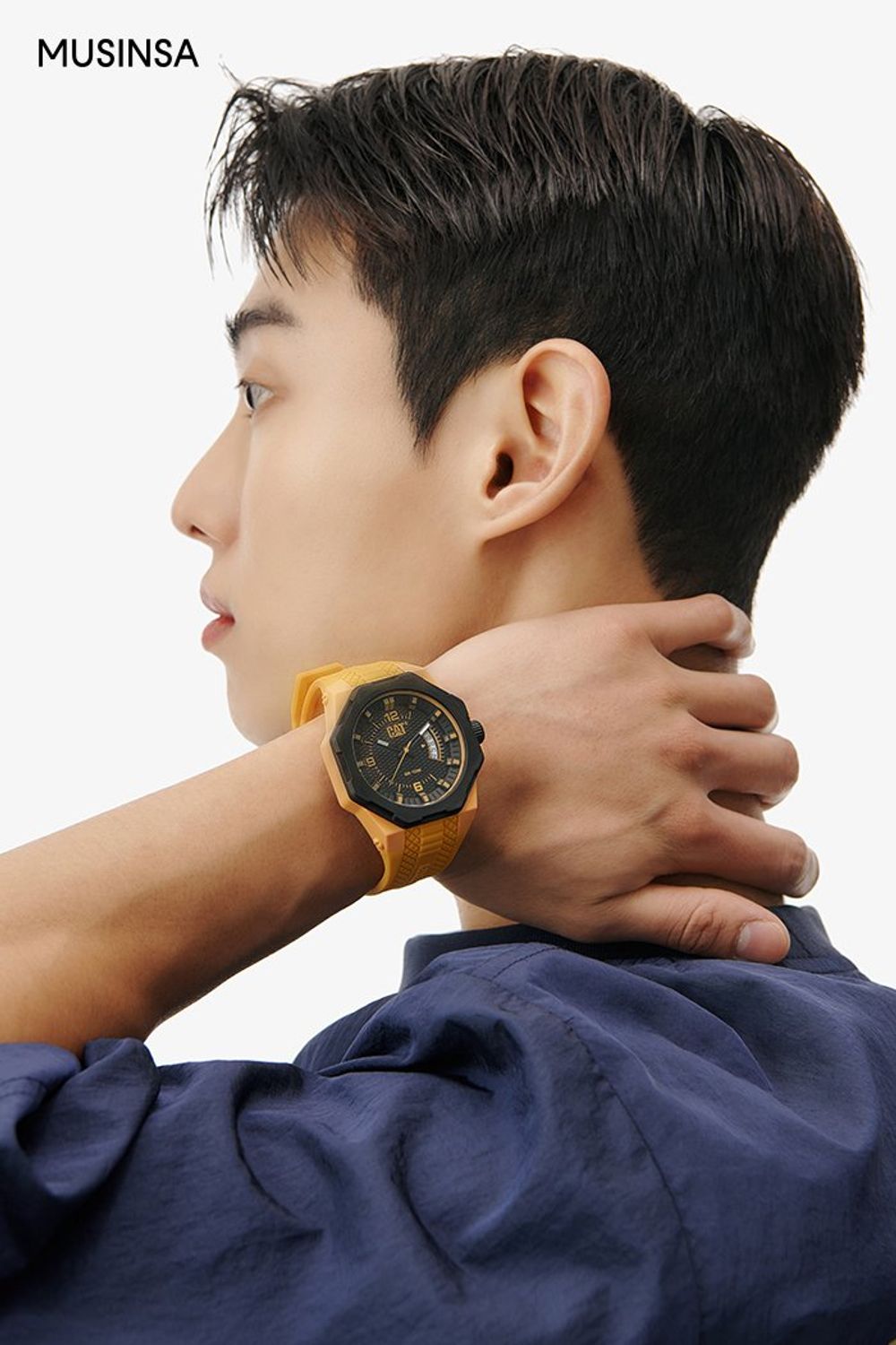스포티한 나일론 셋업에 스니커즈로 활동성을 더한 코디네이션 #그래픽 #심볼 #셋업코디 #절개 #여름 #스포티 #스포츠 #기능성 #에디터_최고은