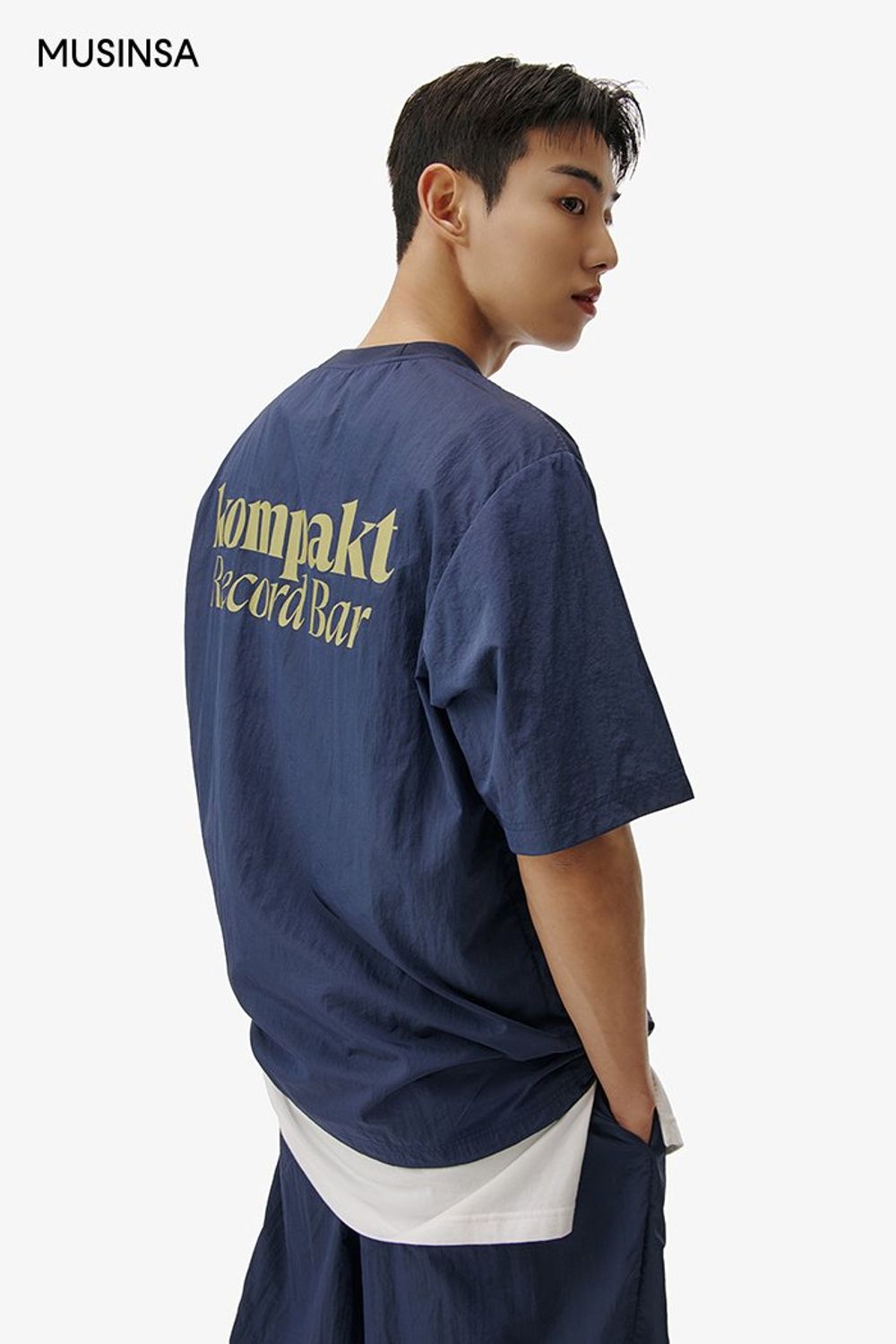 스포티한 나일론 셋업에 스니커즈로 활동성을 더한 코디네이션 #그래픽 #심볼 #셋업코디 #절개 #여름 #스포티 #스포츠 #기능성 #에디터_최고은