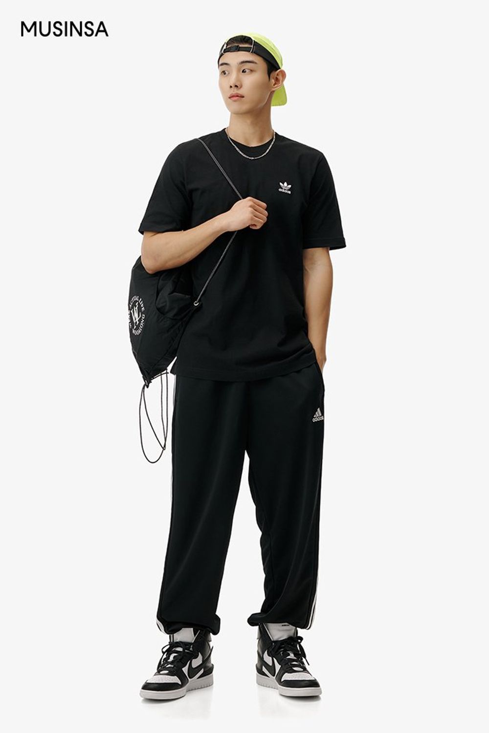 블랙 컬러 아이템으로 스포티한 무드를 연출하고 네온 컬러 볼캡으로 포인트를 준 스포츠 룩 #로고플레이 #컬러포인트 #올블랙 #네온 #스트라이프 #여름 #스포티 #스포츠 #에디터_최고은