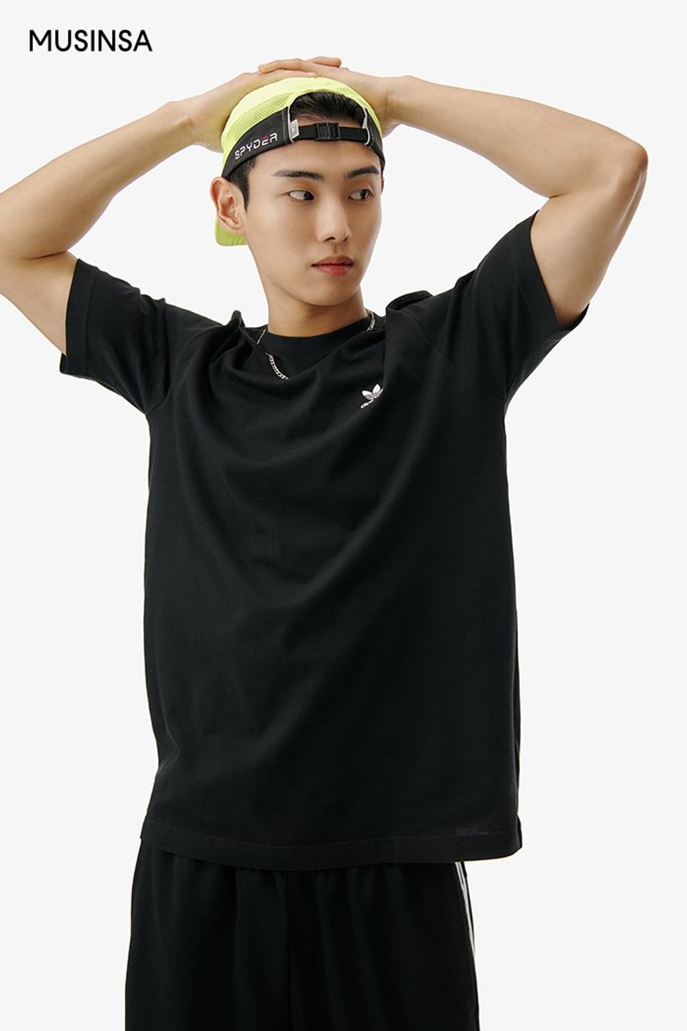 블랙 컬러 아이템으로 스포티한 무드를 연출하고 네온 컬러 볼캡으로 포인트를 준 스포츠 룩 #로고플레이 #컬러포인트 #올블랙 #네온 #스트라이프 #여름 #스포티 #스포츠 #에디터_최고은