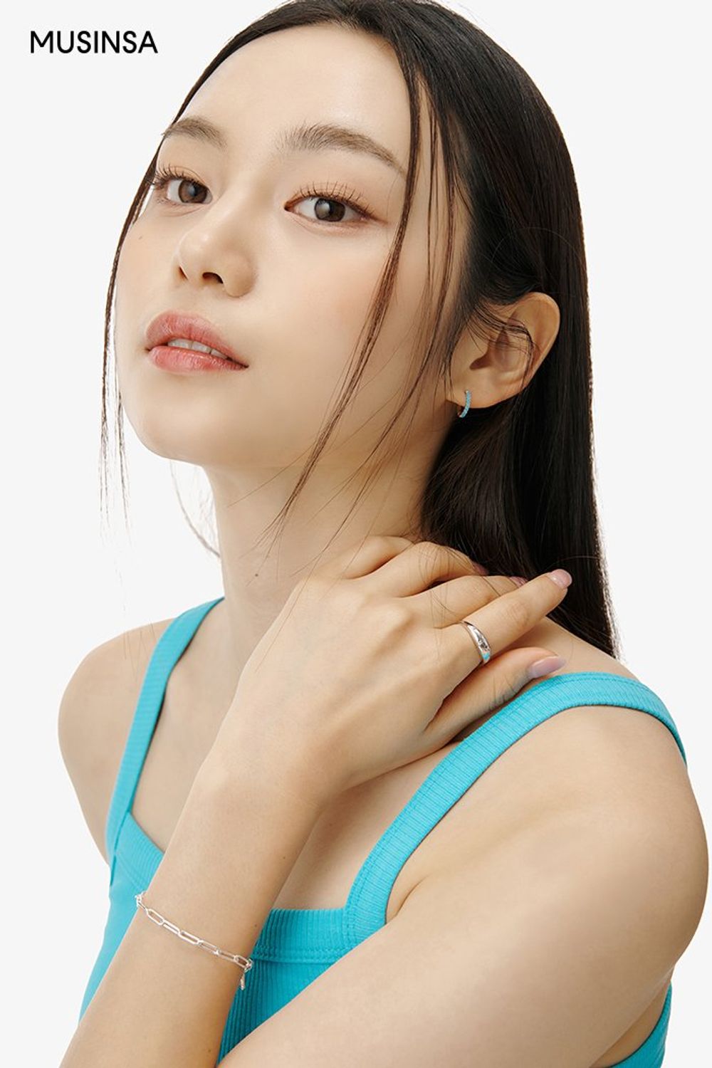 화사한 컬러의 슬리브리스와 롱스커트를 매치하고 숄더백으로 마무리한 걸리시 룩 #화사한 #셔링 #키높이 #메탈릭 #여름 #걸리시 #에디터_이민영