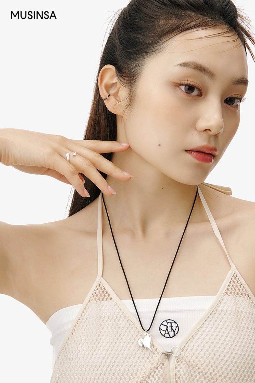 셔링 디테일의 메시 슬리브리스와 숏 팬츠, 실버 백으로 꾸민 걸리시 룩 #톤온톤 #메탈릭 #키높이 #홀터넥 #여름 #걸리시 #뉴트럴 #매시 #에디터_이민영