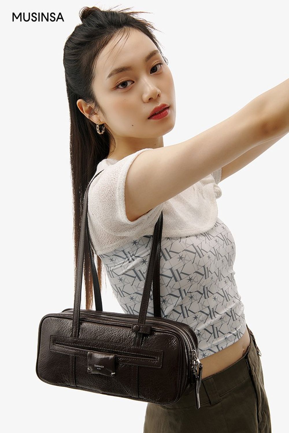 패턴 튜브탑에 볼레로를 함께 입고 카고 스커트, 숄더백으로 연출한 걸리시 룩 #여름 #걸리시 #볼레로 #패턴탑 #에디터_이민영