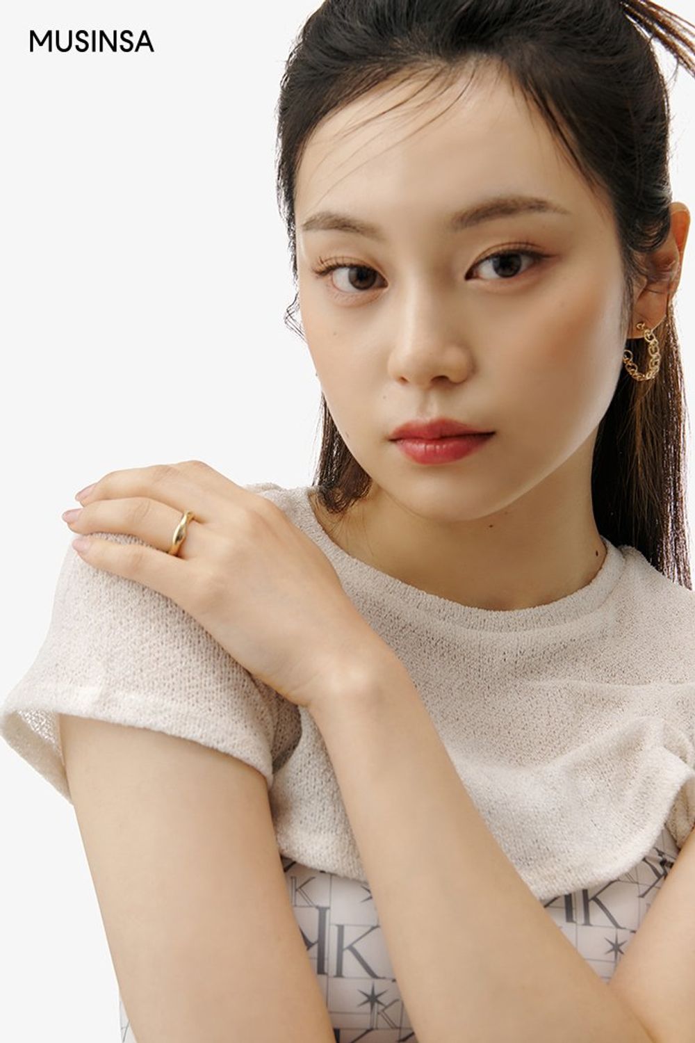 패턴 튜브탑에 볼레로를 함께 입고 카고 스커트, 숄더백으로 연출한 걸리시 룩 #여름 #걸리시 #볼레로 #패턴탑 #에디터_이민영