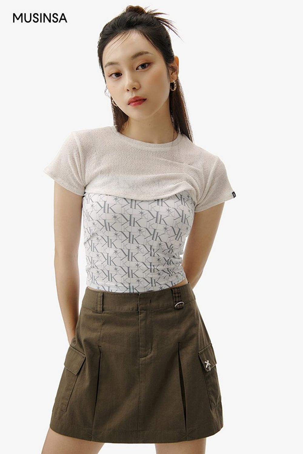 패턴 튜브탑에 볼레로를 함께 입고 카고 스커트, 숄더백으로 연출한 걸리시 룩 #여름 #걸리시 #볼레로 #패턴탑 #에디터_이민영