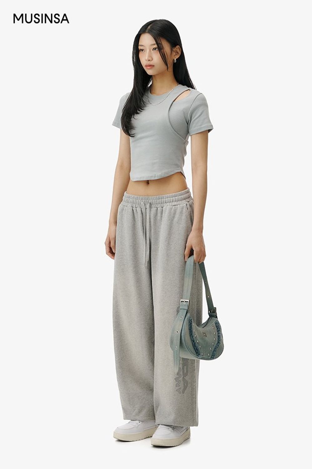 컷아웃 티셔츠와 트레이닝 팬츠, 스니커즈로 꾸민 캐주얼 코디네이션 #편안한 #레터링 #컷아웃 #크롭 #여름 #스트릿 #스웨트팬츠 #반소매티셔츠 #에디터_이다희