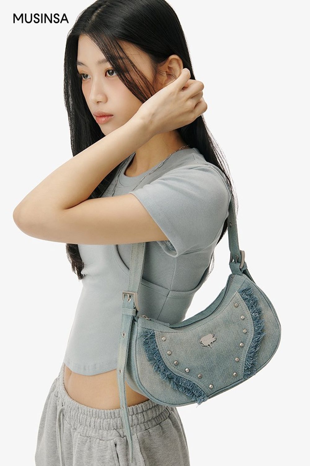 컷아웃 티셔츠와 트레이닝 팬츠, 스니커즈로 꾸민 캐주얼 코디네이션 #편안한 #레터링 #컷아웃 #크롭 #여름 #스트릿 #스웨트팬츠 #반소매티셔츠 #에디터_이다희