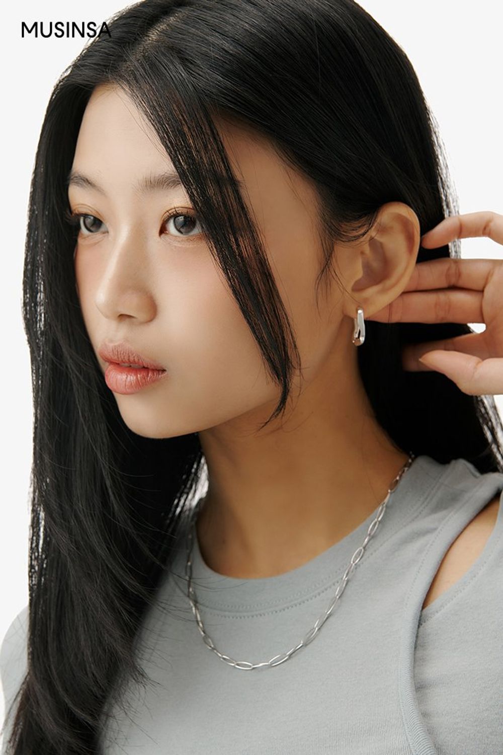 컷아웃 티셔츠와 트레이닝 팬츠, 스니커즈로 꾸민 캐주얼 코디네이션 #편안한 #레터링 #컷아웃 #크롭 #여름 #스트릿 #스웨트팬츠 #반소매티셔츠 #에디터_이다희