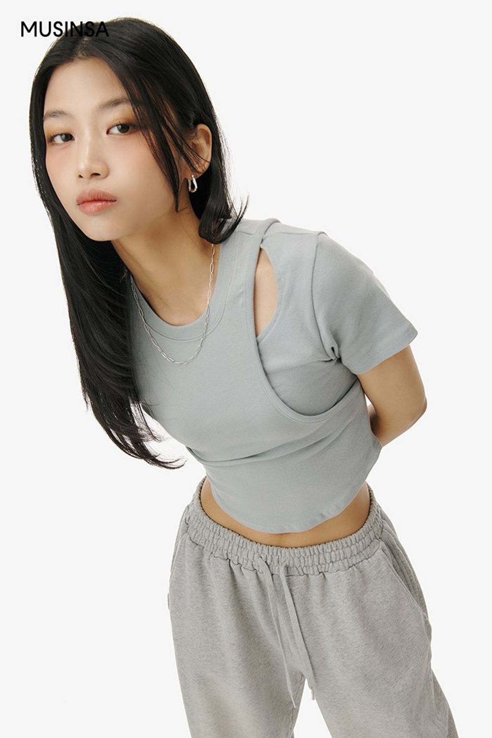 컷아웃 티셔츠와 트레이닝 팬츠, 스니커즈로 꾸민 캐주얼 코디네이션 #편안한 #레터링 #컷아웃 #크롭 #여름 #스트릿 #스웨트팬츠 #반소매티셔츠 #에디터_이다희