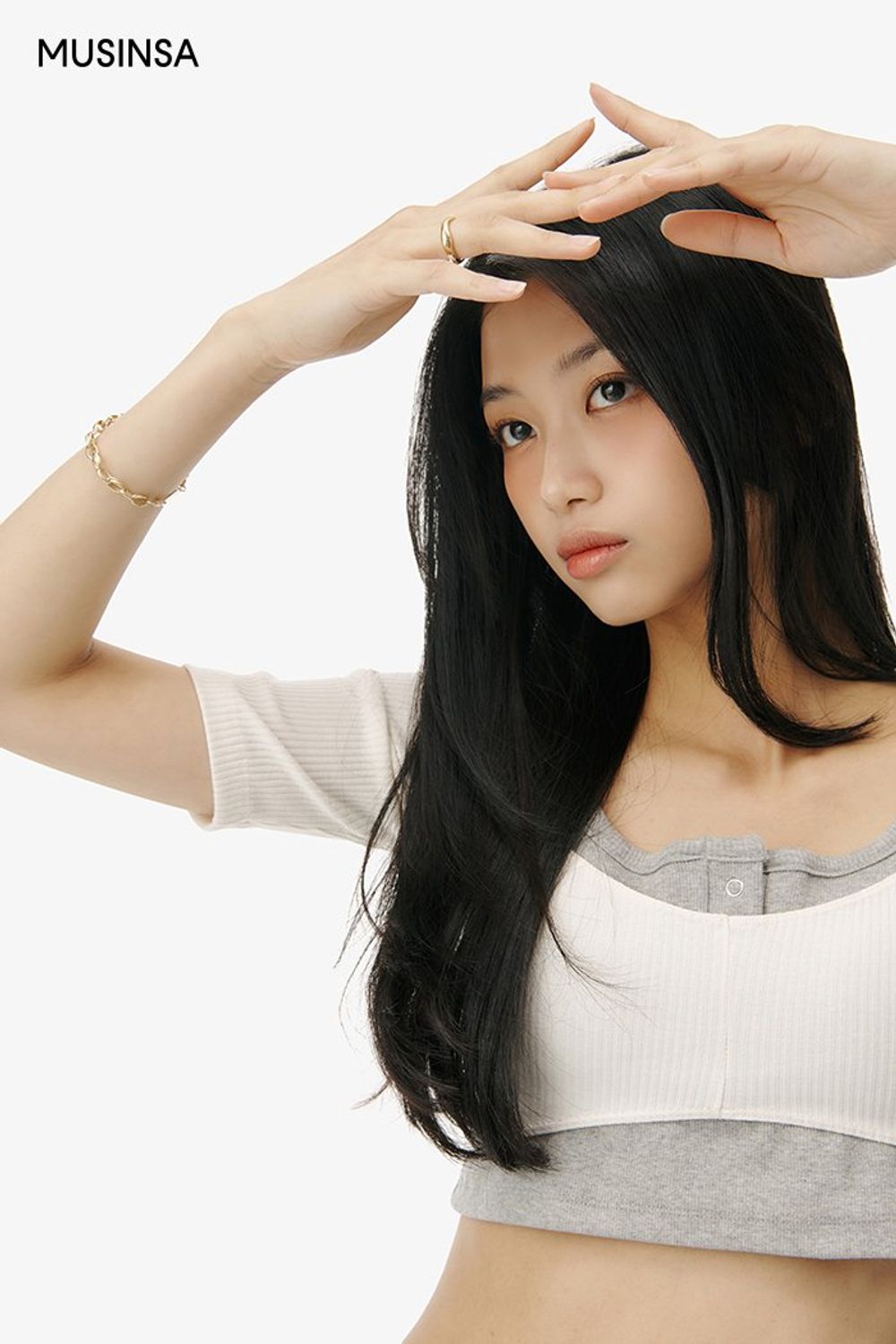 크롭 탑과 반소매 티셔츠를 레이어드하고 카고 팬츠로 멋을 더한 스트릿 룩 #유니크 #부츠컷 #레이어드룩 #키높이 #카고 #여름 #스트릿 #카고팬츠 #미니백 #반소매티셔츠 #에디터_이다희