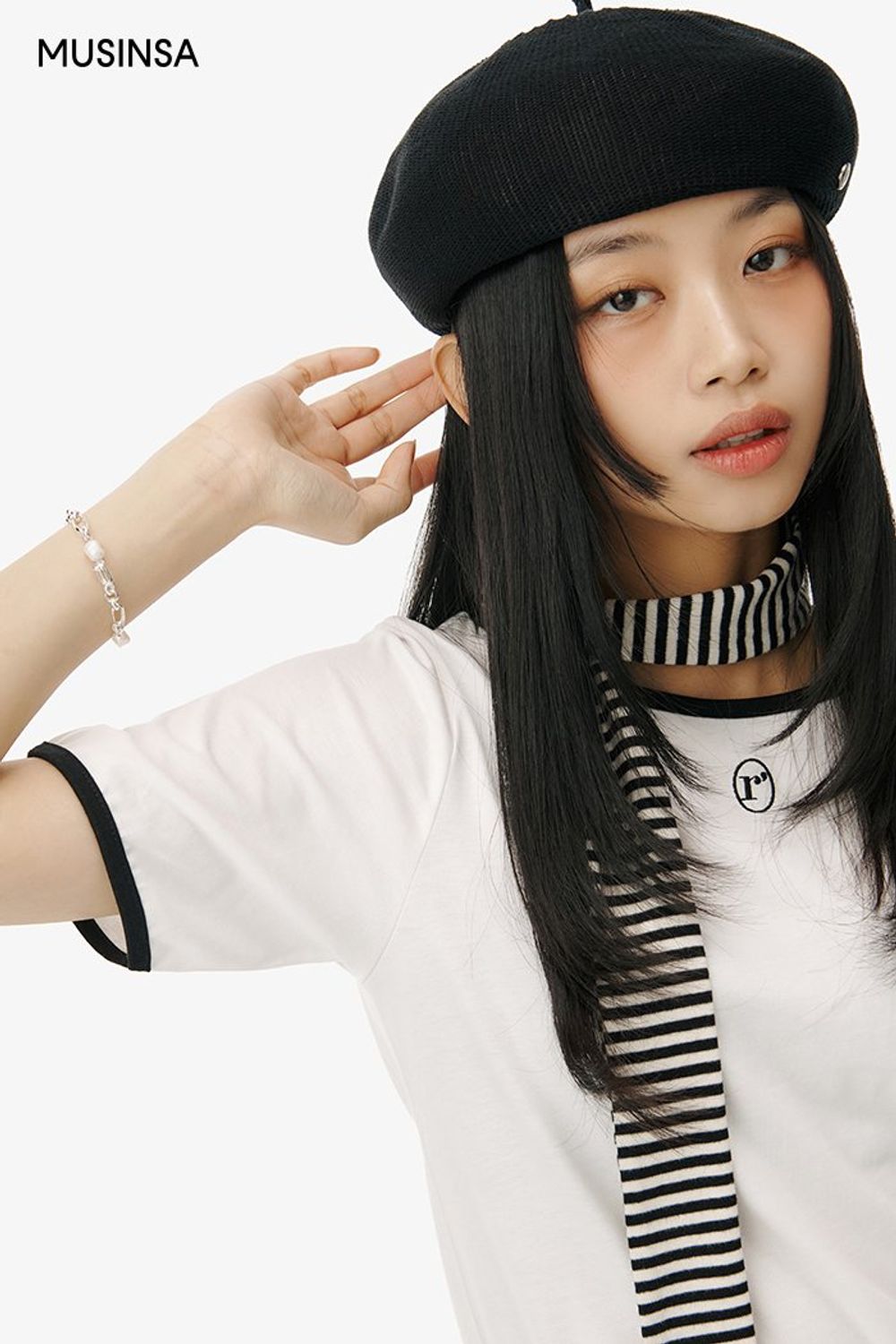심플한 무드의 티셔츠와 스커트를 연출하고 머플러로 센스를 더한 걸리시 코디네이션 #모노톤 #스트라이프 #짧치 #여친룩 #여름 #걸리시 #베레 #반소매티셔츠 #에디터_이다희