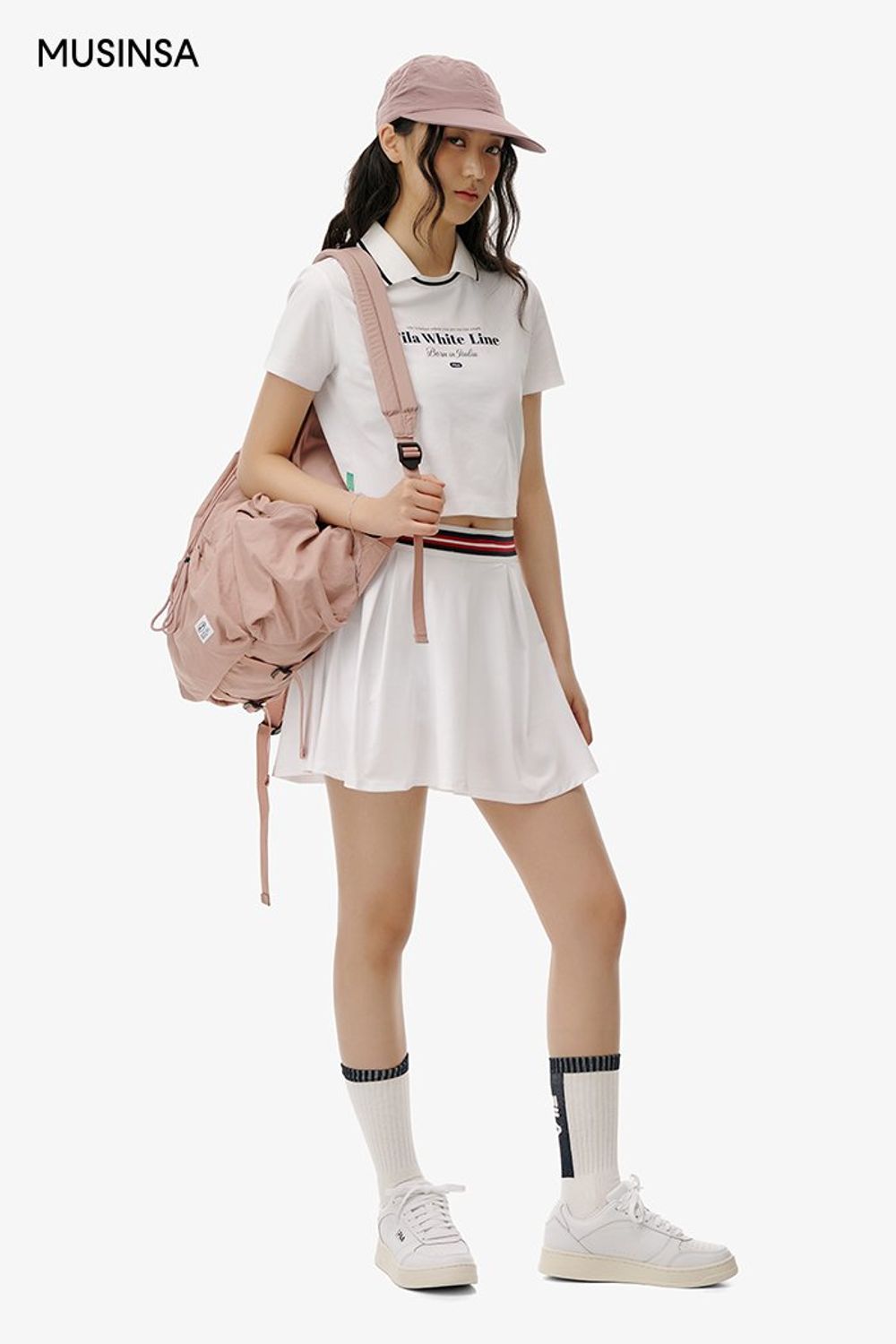 피케 티셔츠와 미니스커트를 화이트 컬러로 통일한 후 핑크 볼캡으로 마무리한 스포츠 룩 #컬러포인트 #올화이트 #짧치 #레저스포츠 #키높이 #여름 #스포티 #스포츠 #테니스룩 #나일론캡 #크롭티셔츠 #에디터_권준희
