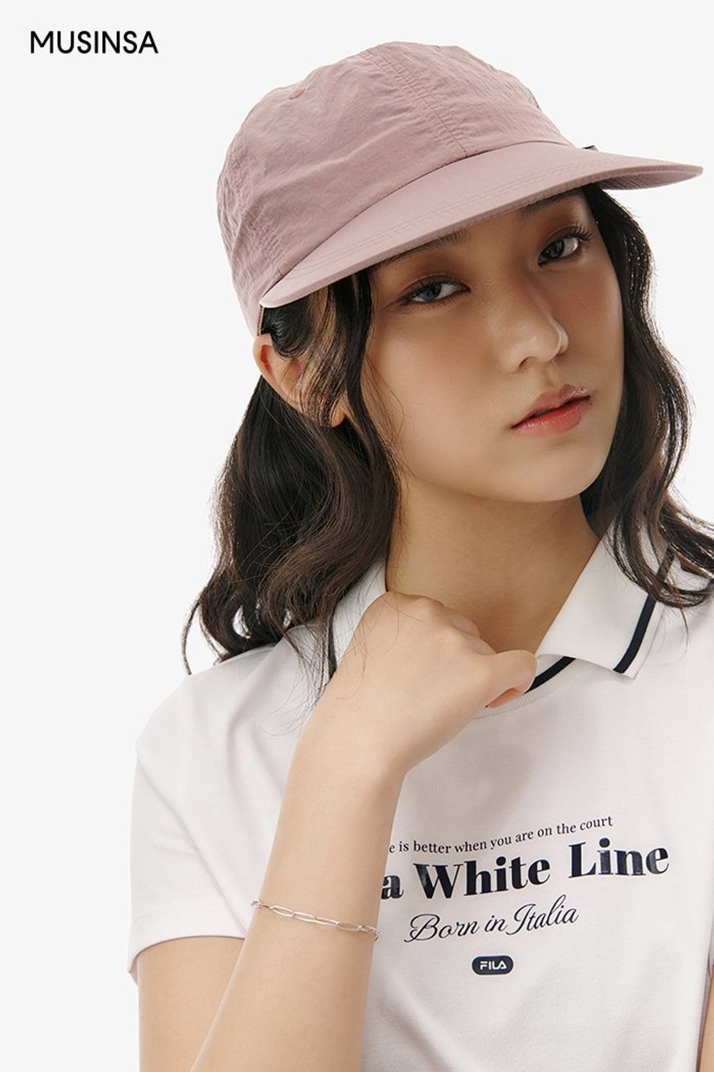 피케 티셔츠와 미니스커트를 화이트 컬러로 통일한 후 핑크 볼캡으로 마무리한 스포츠 룩 #컬러포인트 #올화이트 #짧치 #레저스포츠 #키높이 #여름 #스포티 #스포츠 #테니스룩 #나일론캡 #크롭티셔츠 #에디터_권준희