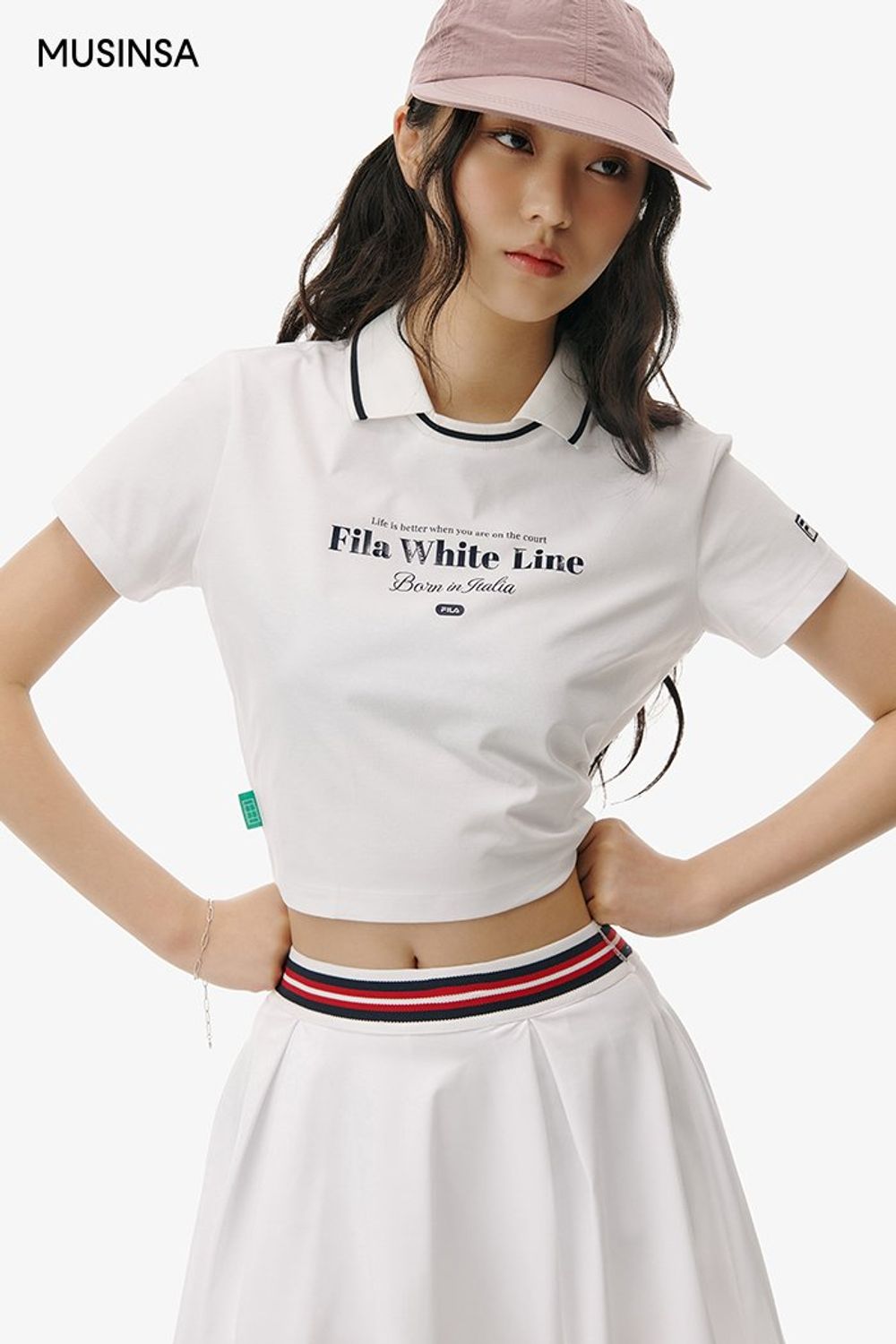 피케 티셔츠와 미니스커트를 화이트 컬러로 통일한 후 핑크 볼캡으로 마무리한 스포츠 룩 #컬러포인트 #올화이트 #짧치 #레저스포츠 #키높이 #여름 #스포티 #스포츠 #테니스룩 #나일론캡 #크롭티셔츠 #에디터_권준희
