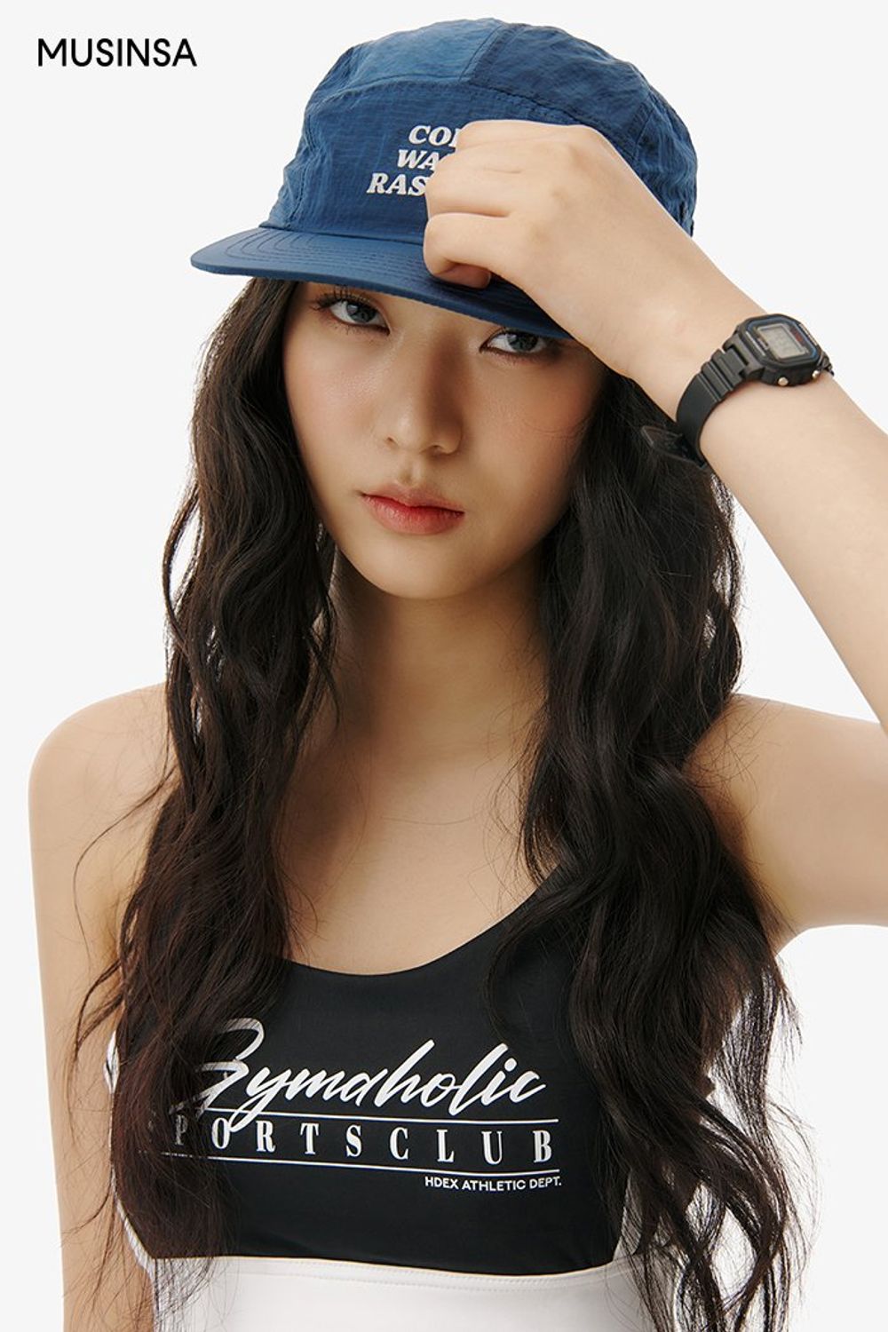브라탑에 나일론 베스트를 매치하고 카고 팬츠를 더해 완성한 고프코어 룩 #컬러블록 #키높이 #스트링 #여름 #스포티 #고프코어 #고프코어룩 #카고팬츠 #탱크탑 #유틸리티 #에디터_권준희