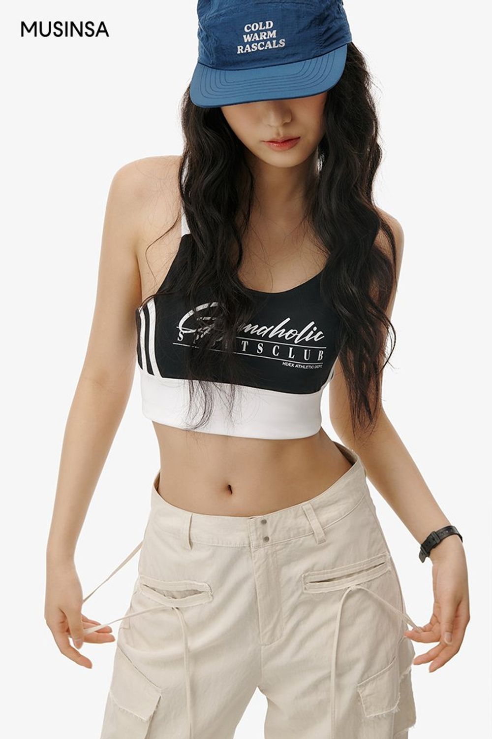 브라탑에 나일론 베스트를 매치하고 카고 팬츠를 더해 완성한 고프코어 룩 #컬러블록 #키높이 #스트링 #여름 #스포티 #고프코어 #고프코어룩 #카고팬츠 #탱크탑 #유틸리티 #에디터_권준희