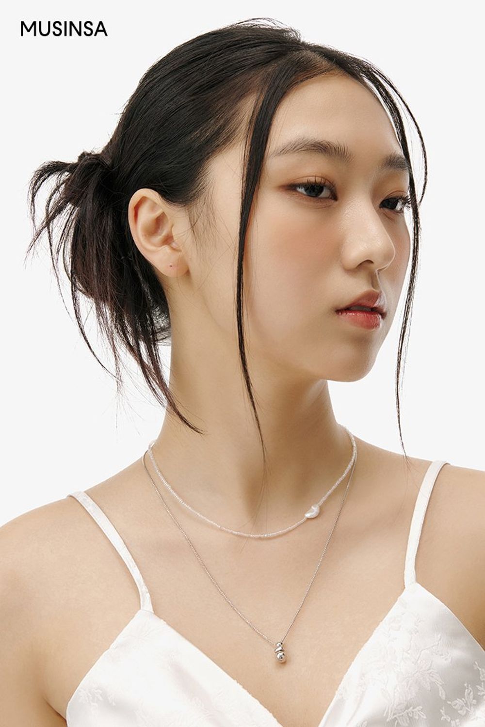 자카드 소재의 미니 원피스에 블루 스니커즈를 더해 완성한 걸리시 룩 #화사한 #컬러포인트 #여친룩 #비비드 #A라인 #여름 #걸리시 #자카드 #셔링원피스 #스웨이드슈즈 #에디터_권준희