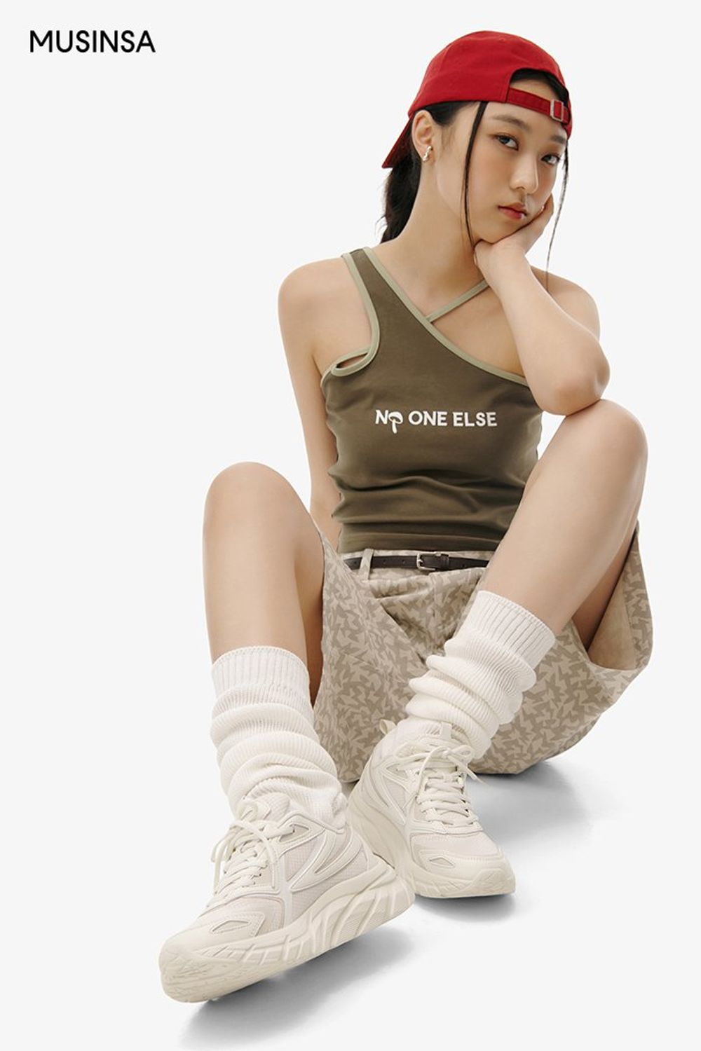 언밸런스한 디자인이 돋보이는 크롭탑에 하프 팬츠를 매치하고 레드 볼캡을 더해 완성한 스트릿 룩 #유니크 #로고플레이 #비비드 #키높이 #컷아웃 #여름 #스트릿 #크롭탑 #패턴팬츠 #언발란스 #에디터_권준희