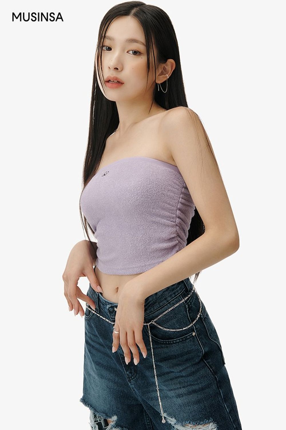 테리 소재 튜브탑과 와이드 팬츠, 체인 벨트로 완성한 스트릿 코디 #와이드핏 #찢청 #테리 #워싱 #키높이 #체인 #대미지 #크롭 #여름 #스트릿 #데님팬츠 #에디터_이다희