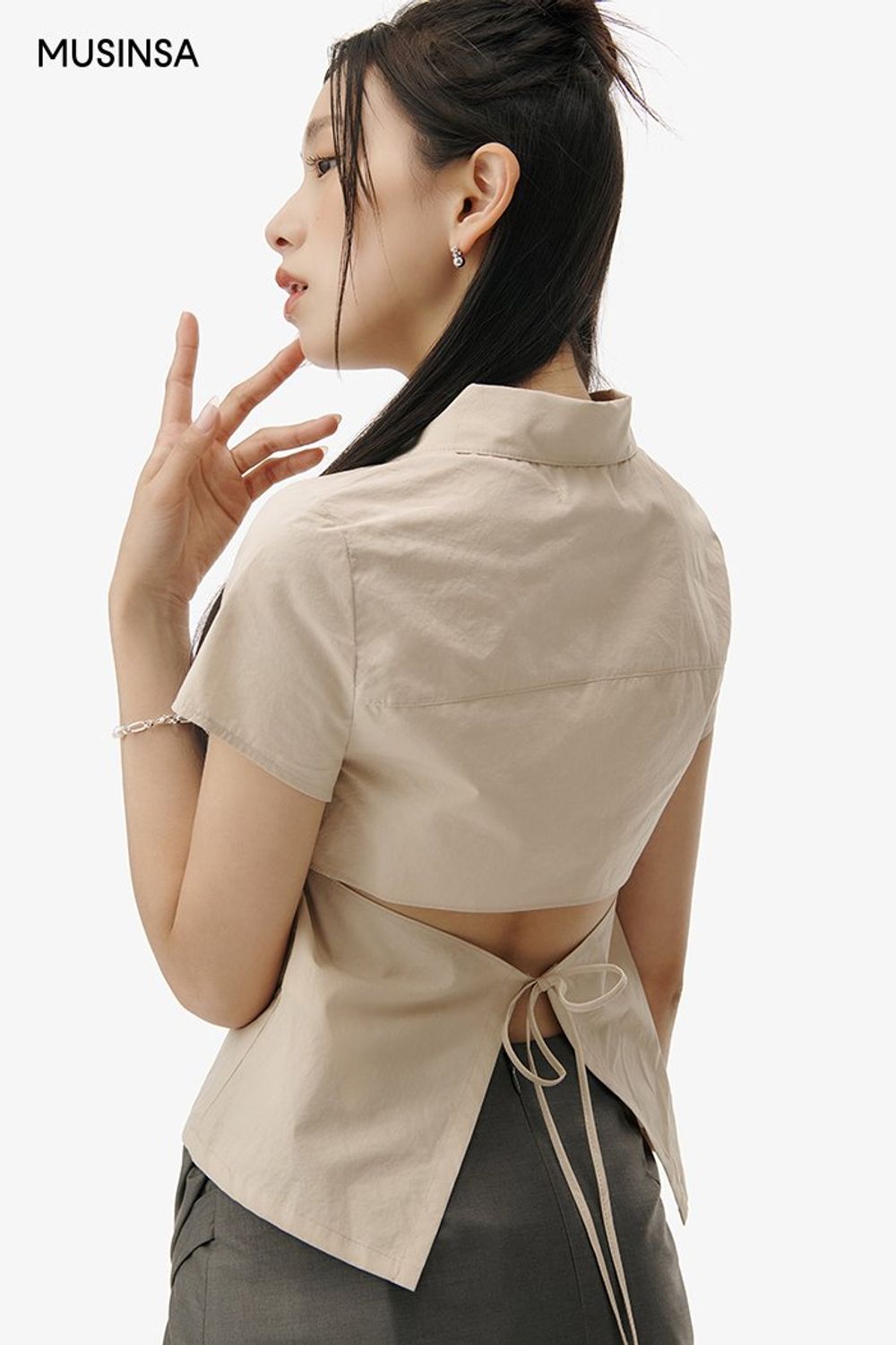 셔링 디테일의 셔츠와 미디스커트를 매치한 후 백팩으로 완성한 걸리시 룩 #셔링 #스트링 #랩스타일 #여름 #걸리시 #메리제인슈즈 #메리제인 #에디터_이다희