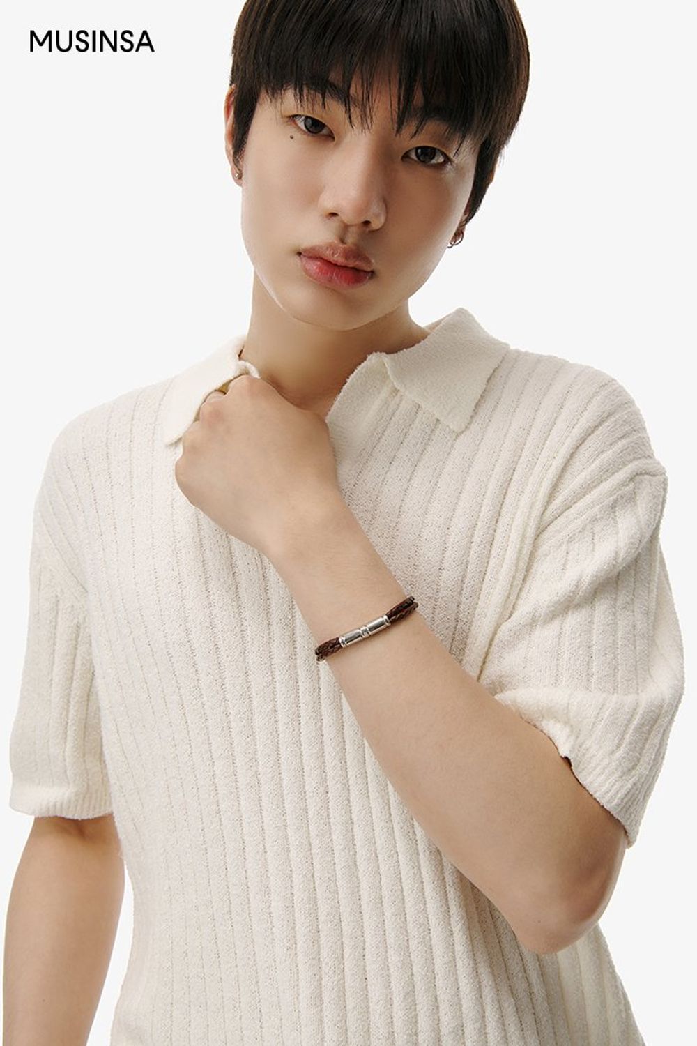 화이트 니트에 데님 팬츠를 코디하고 엔지니어 부츠로 마무리한 댄디 룩 #미니멀 #뉴트럴톤 #워싱 #여름 #댄디 #세미부츠컷 #에디터_최고은