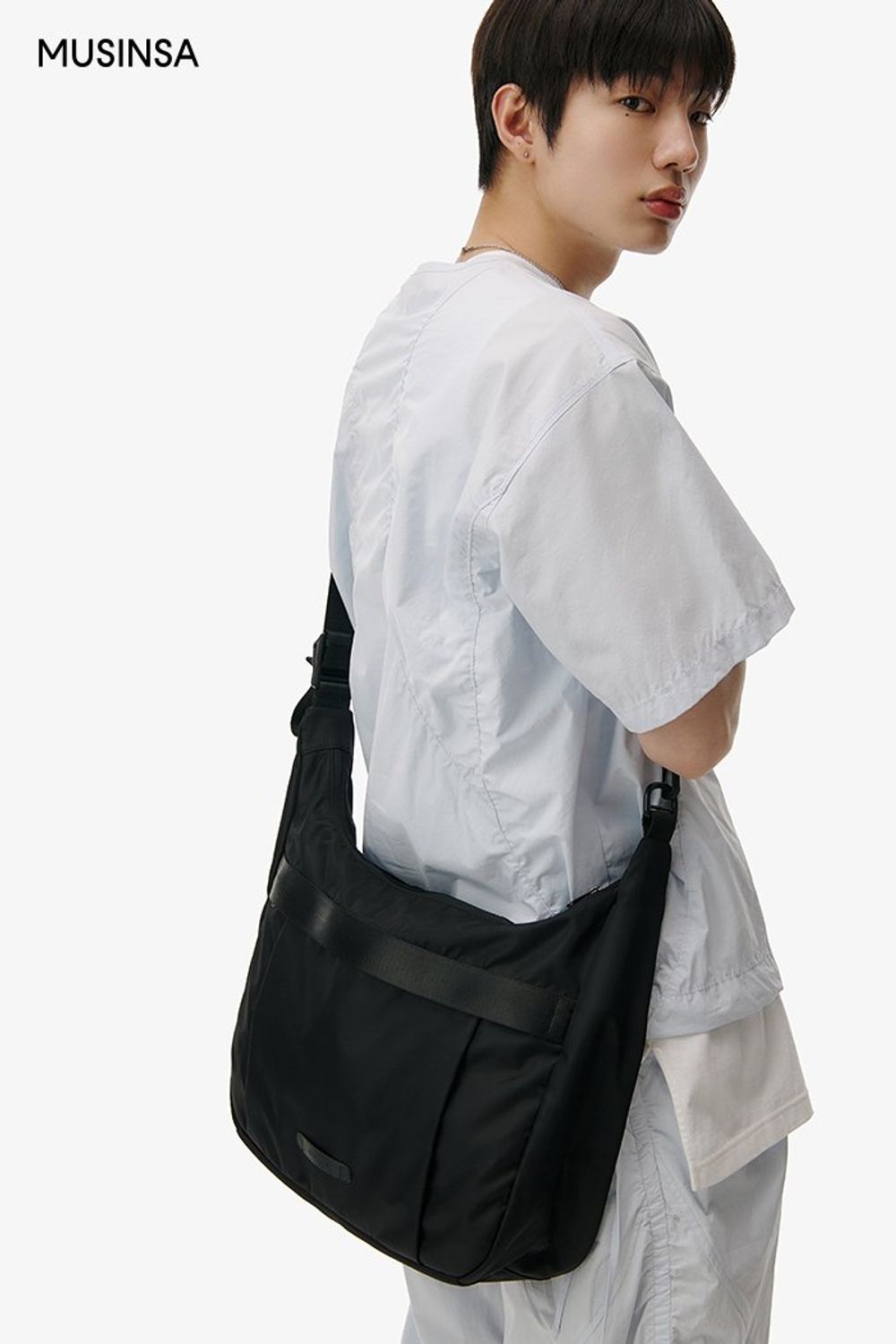 화사한 블루 컬러 셋업에 첼시 부츠를 조합한 댄디 룩 #셋업코디 #스트링 #절개 #여름 #댄디 #에디터_최고은