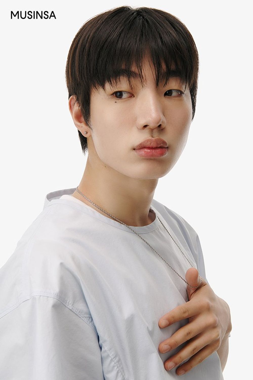 화사한 블루 컬러 셋업에 첼시 부츠를 조합한 댄디 룩 #셋업코디 #스트링 #절개 #여름 #댄디 #에디터_최고은