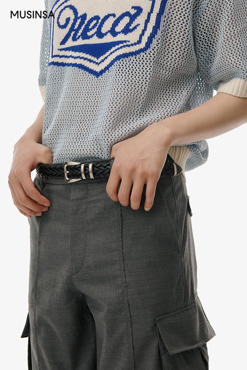 크로셰 니트에 카고 슬랙스를 조합한 댄디 룩 #레더 #카고 #크로셰 #여름 #댄디 #시보리 #아트웍 #에디터_최고은