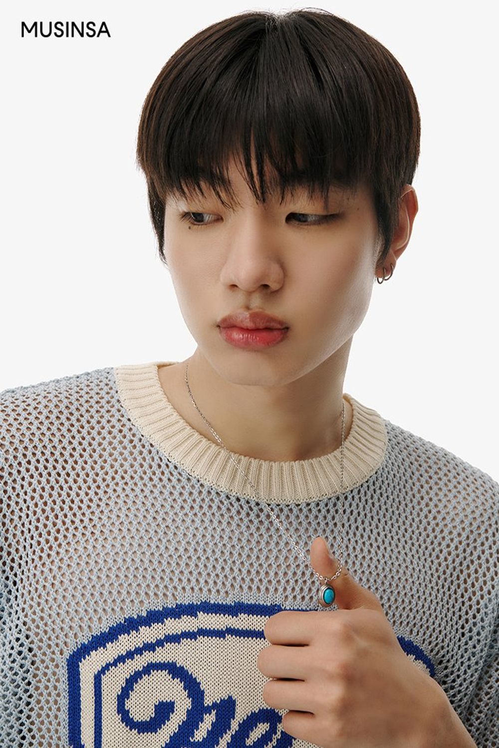 크로셰 니트에 카고 슬랙스를 조합한 댄디 룩 #레더 #카고 #크로셰 #여름 #댄디 #시보리 #아트웍 #에디터_최고은