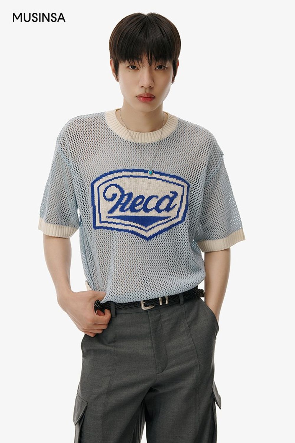 크로셰 니트에 카고 슬랙스를 조합한 댄디 룩 #레더 #카고 #크로셰 #여름 #댄디 #시보리 #아트웍 #에디터_최고은