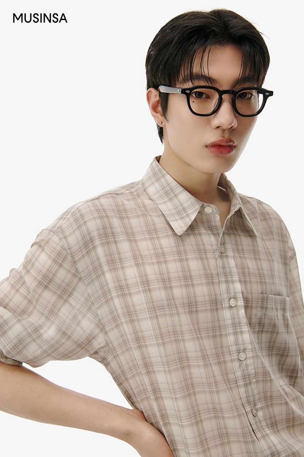 체크 셔츠에 카고 슬랙스를 코디한 포멀 룩 #톤온톤 #체크 #와이드핏 #뉴트럴톤 #카고 #출근룩 #여름 #포멀 #비즈니스캐주얼 #에디터_최고은