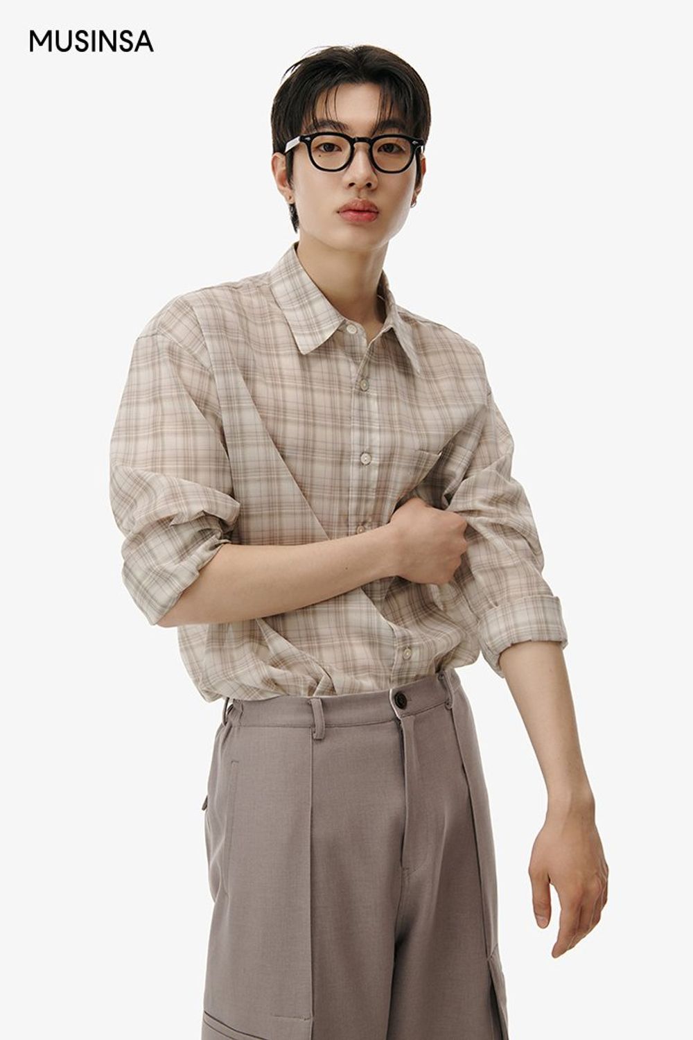 체크 셔츠에 카고 슬랙스를 코디한 포멀 룩 #톤온톤 #체크 #와이드핏 #뉴트럴톤 #카고 #출근룩 #여름 #포멀 #비즈니스캐주얼 #에디터_최고은