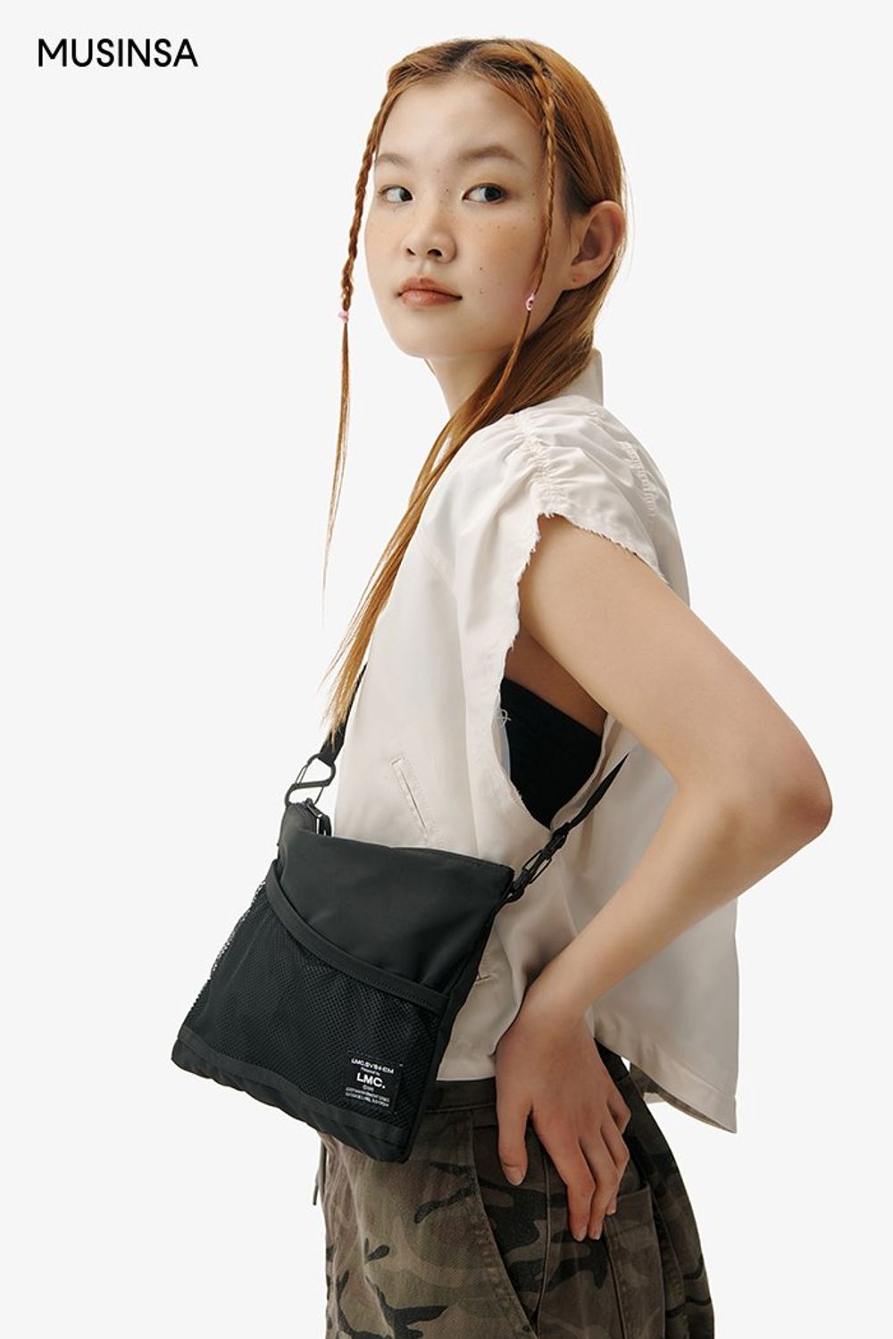 카무플라주 패턴이 돋보이는 팬츠에 집업을 매치한 스트릿 룩 #편안한 #여름 #스트릿 #카모플라주 #에디터_이여름