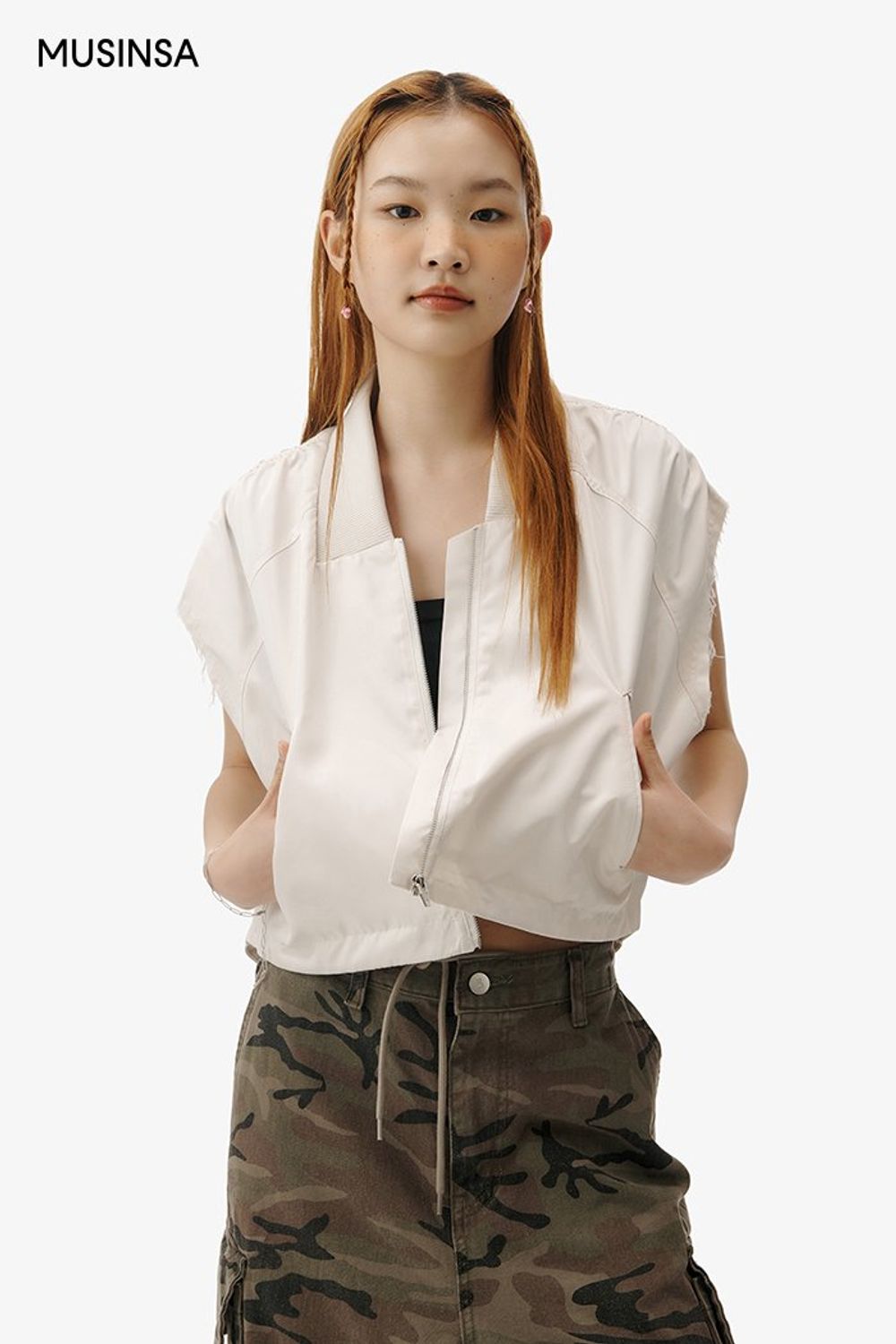 카무플라주 패턴이 돋보이는 팬츠에 집업을 매치한 스트릿 룩 #편안한 #여름 #스트릿 #카모플라주 #에디터_이여름