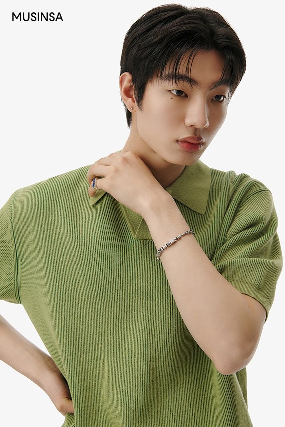 라임 컬러 니트에 버뮤다팬츠를 조합한 댄디 룩 #컬러포인트 #데이트 #와이드핏 #핀턱 #여름 #댄디 #에디터_최고은